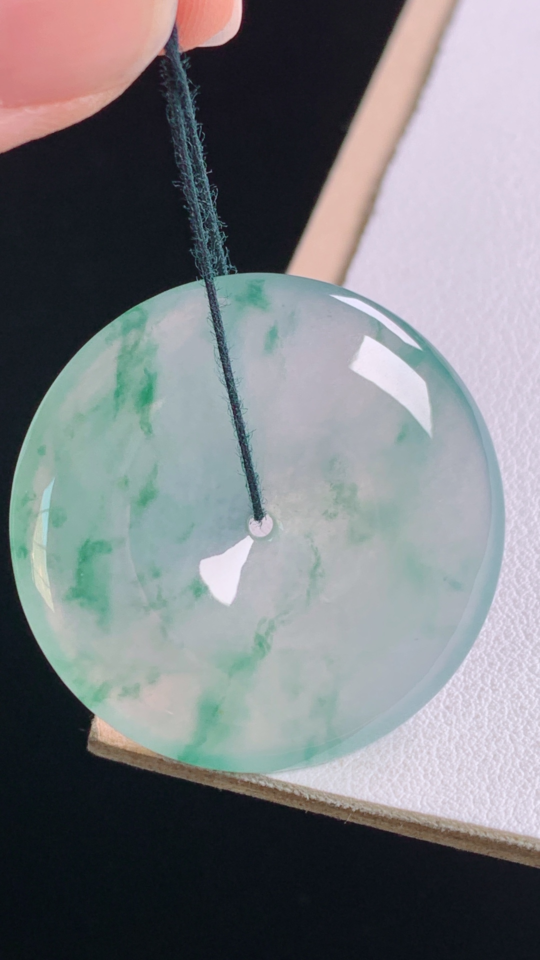 ️冰飘花平安扣花色灵动，清爽水润，无裂，尺寸:34.6-5.7mm