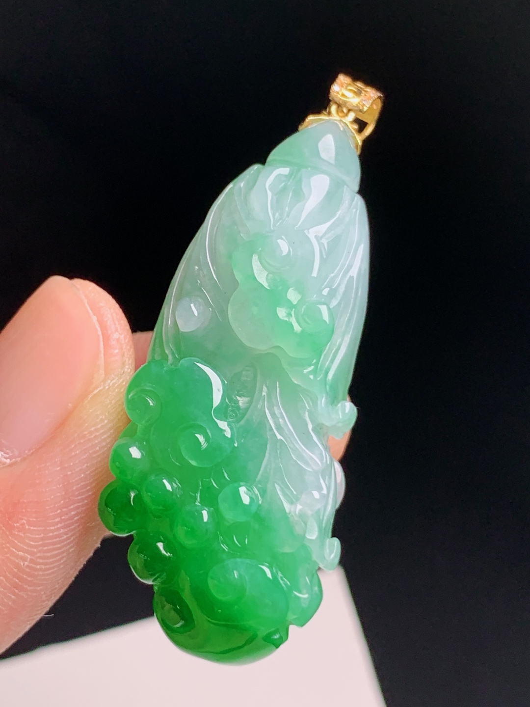 ️ 阳绿白菜吊坠，色艳水足，雕工立体，聚财纳福