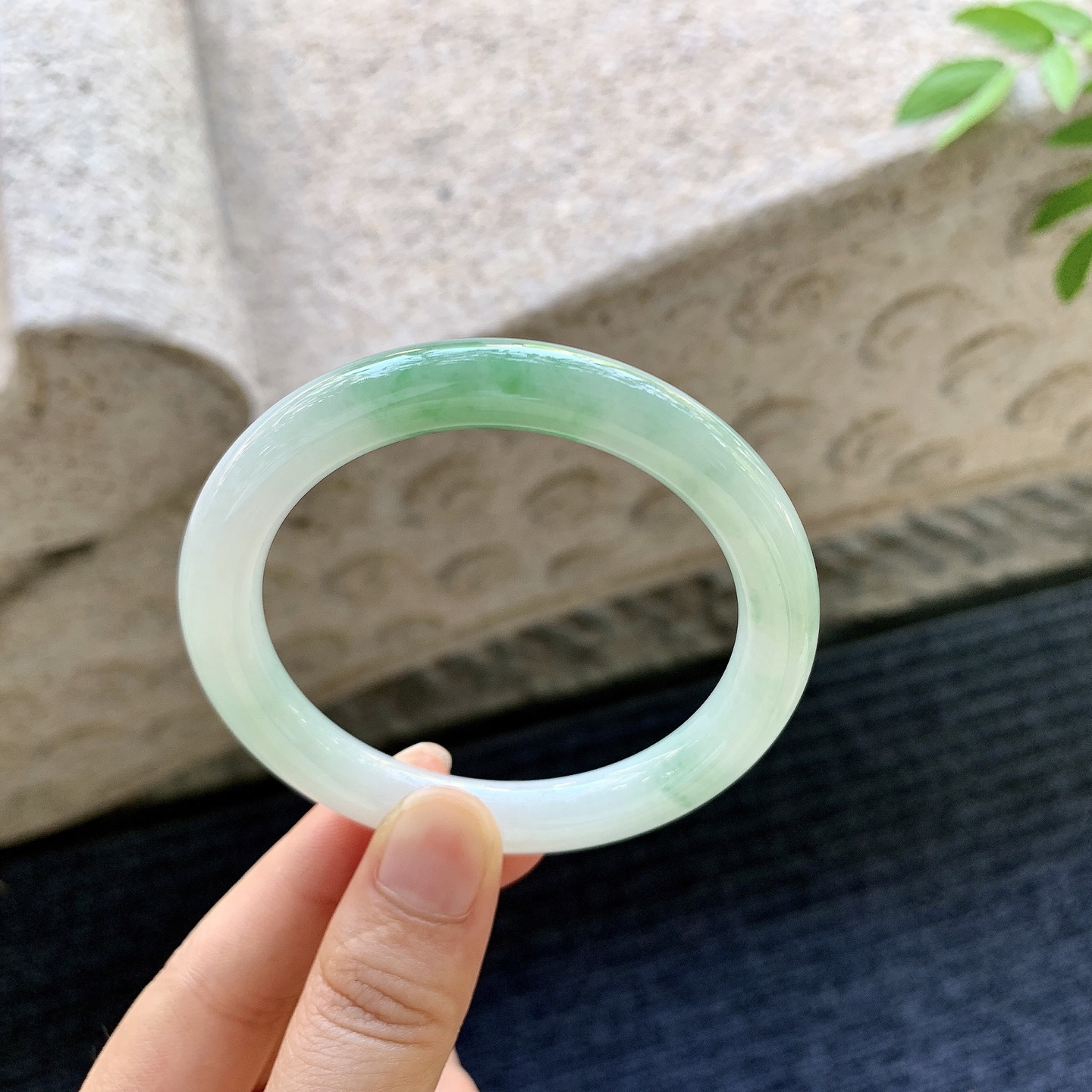 圆条52 53，圈口53.8/8.5/8.6，编码AD080902，细糯飘绿，水润，种老，细腻，无裂。
