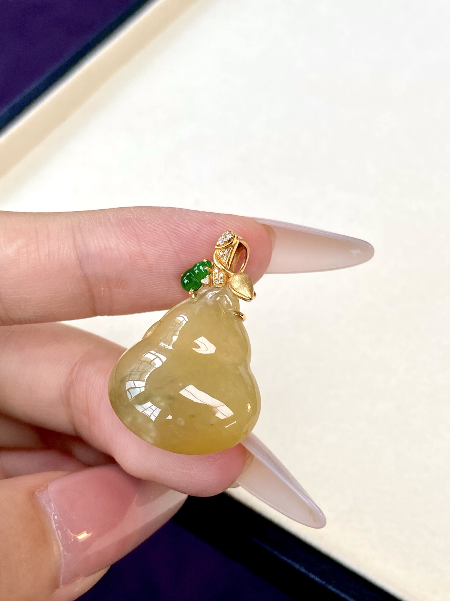 冰种黄翡葫芦吊坠，温润显贵，胖嘟嘟特讨喜，这样招人喜欢的黄翡，戴上指定暴富：30.3，裸石：22.2-20.5-9mm，无裂。