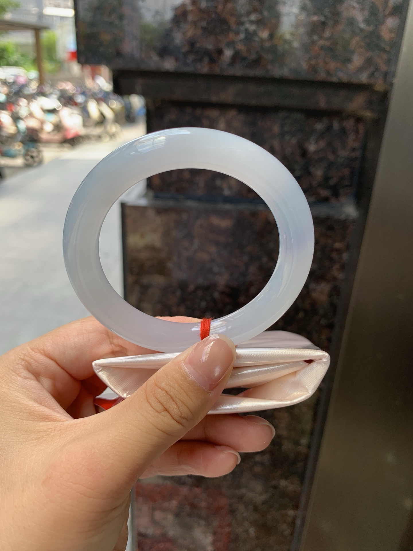 冰蓝紫圆条，打灯棉纹，底妆冰胶润，色泽饱满，飘一抹蓝紫色优雅。