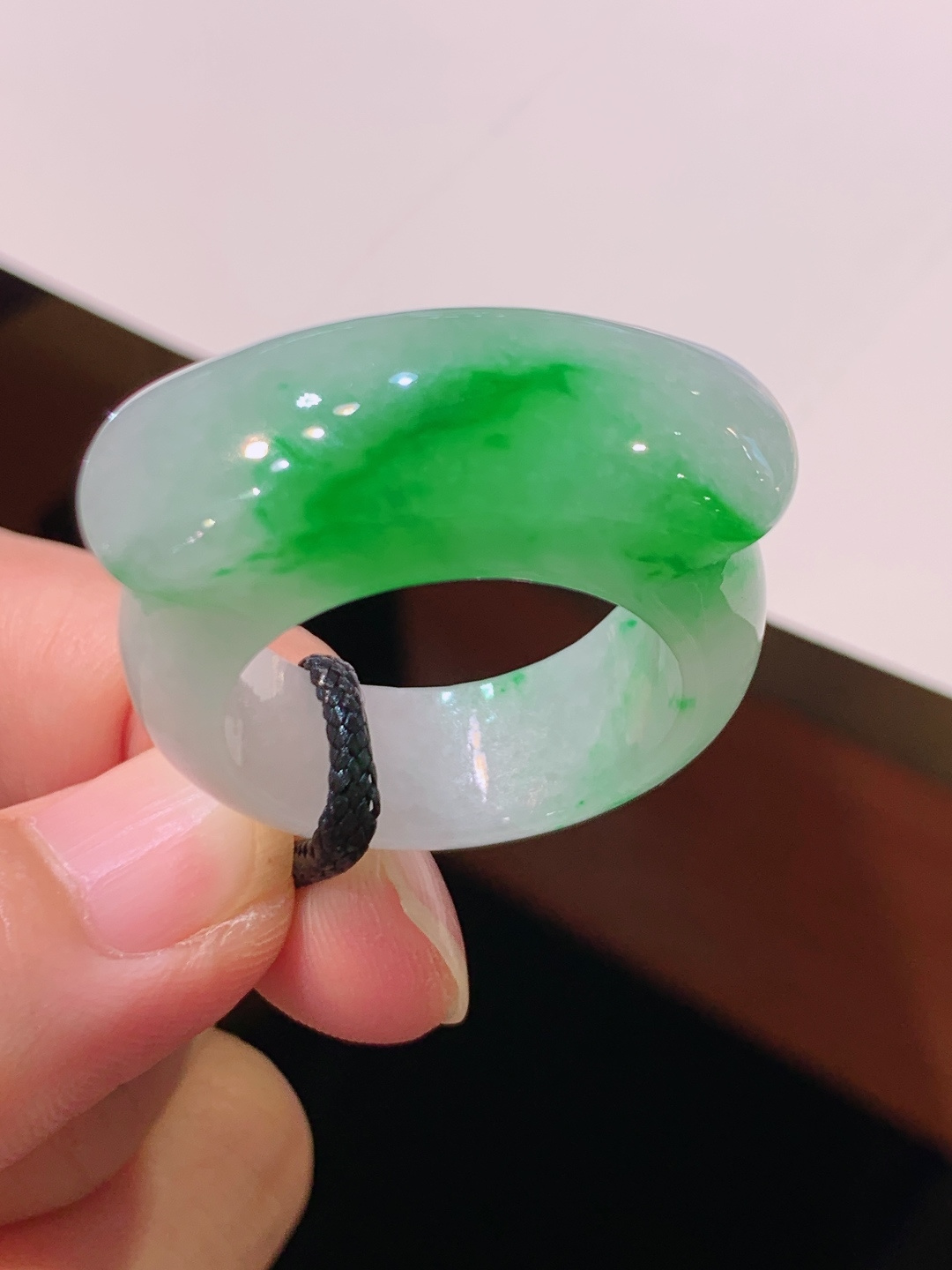 冰种绿马鞍戒圈，翠色灵动，莹润透亮，简约显贵 裸石30.3-10.8-7.3 圈口24 080505