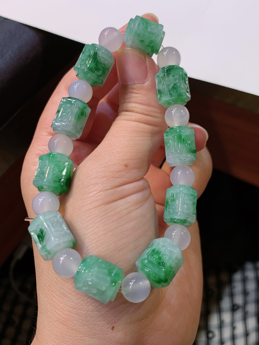 飘绿六字真言手串，翠色灵动，雕工精致，古韵悠然