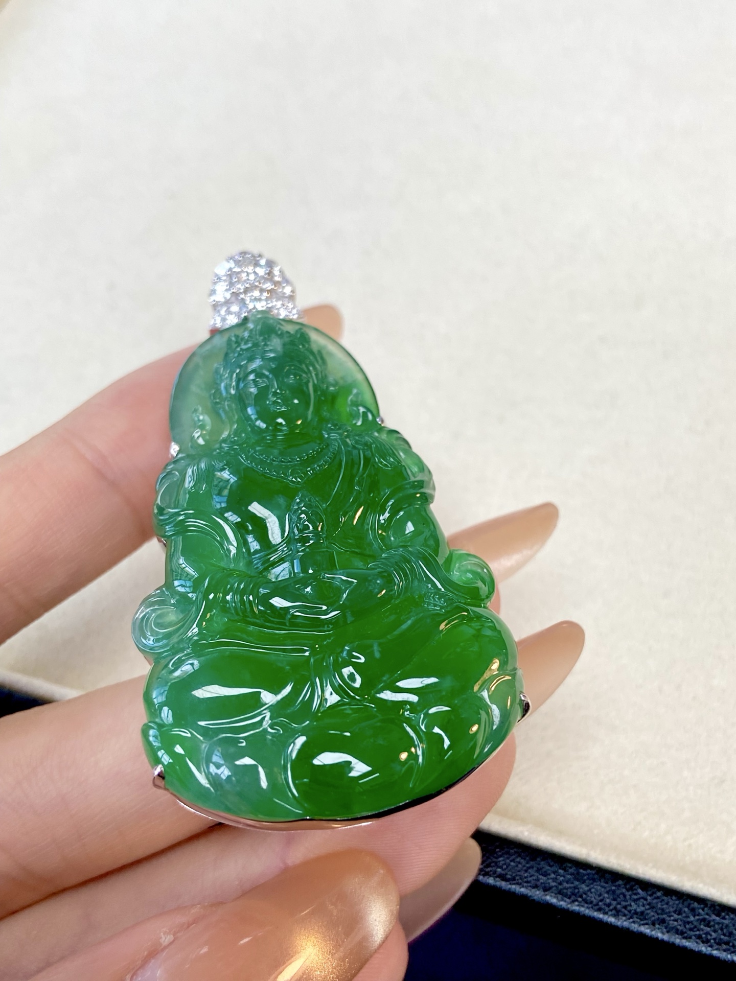 高冰种辣绿度母吊坠，谁懂啊，这块浓绿色度母直接戳中我的心巴，雕工干净利落，自留戴沉淀气质 送人也是极