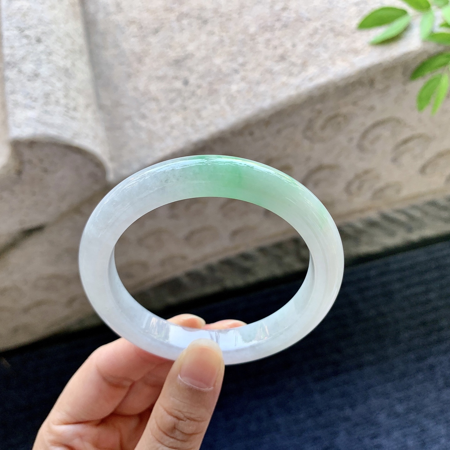 正圈55 56，圈口56.6/10.2/8.6，编码AD080910，描述细糯飘绿，水润，种老，细腻，打灯有棉线