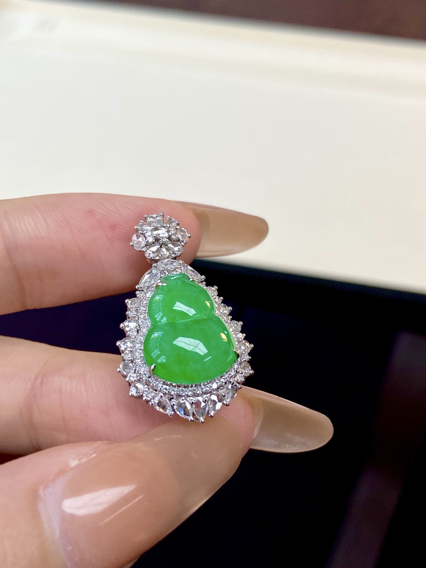 ️冰种阳绿葫芦吊坠，葫芦真的是经久不衰的经典，圆嘟嘟的形状也是人见人爱，福禄双全：28.4-17.3-11.6，裸石：13.8-11.2-5mm，无裂。