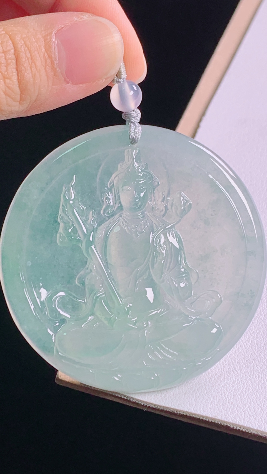 冰种虚空藏菩萨，冰润荧光，雕工精湛，无裂，尺寸:53.4-5.7mm