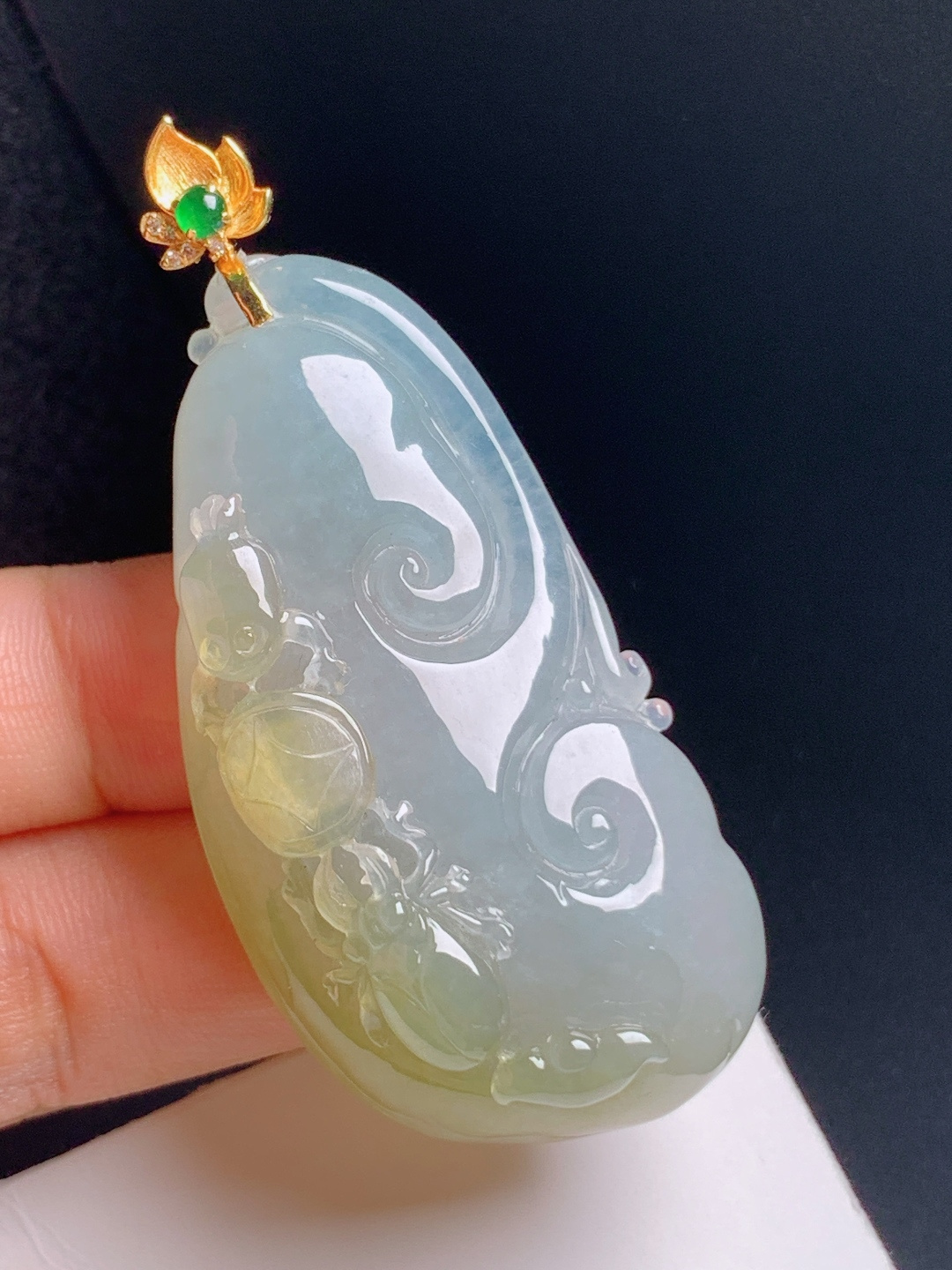 冰黄翡如意吊坠，水润通透，线条流畅，吉祥纳福
