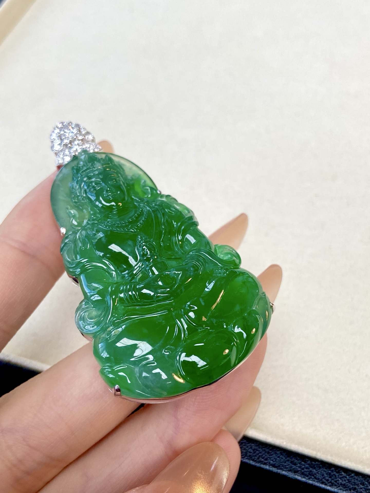 高冰种辣绿度母吊坠，谁懂啊，这块浓绿色度母直接戳中我的心巴，雕工干净利落，自留戴沉淀气质 送人也是极具分量的贵重礼：60.8-32-10.6，裸石：51-32-6.6mm，无裂。