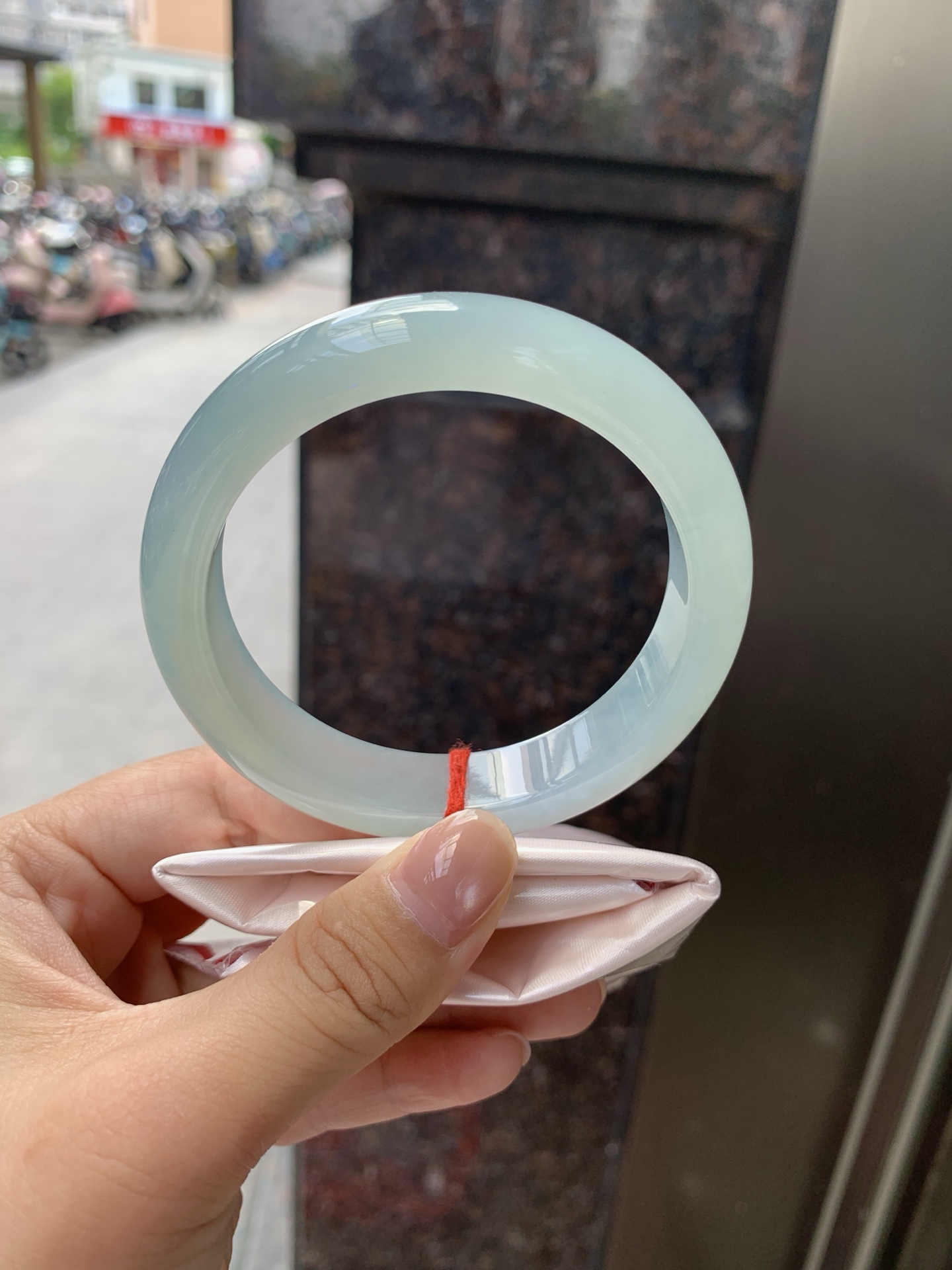 冰晴蓝正圈，58.9-13.4-8.5，0808-6-3347，无裂，打灯棉线，底妆冰胶细腻，清爽耐看的晴蓝底，夏季美好的冰凉感，时而晴时而蓝，随光线变化如梦如幻。