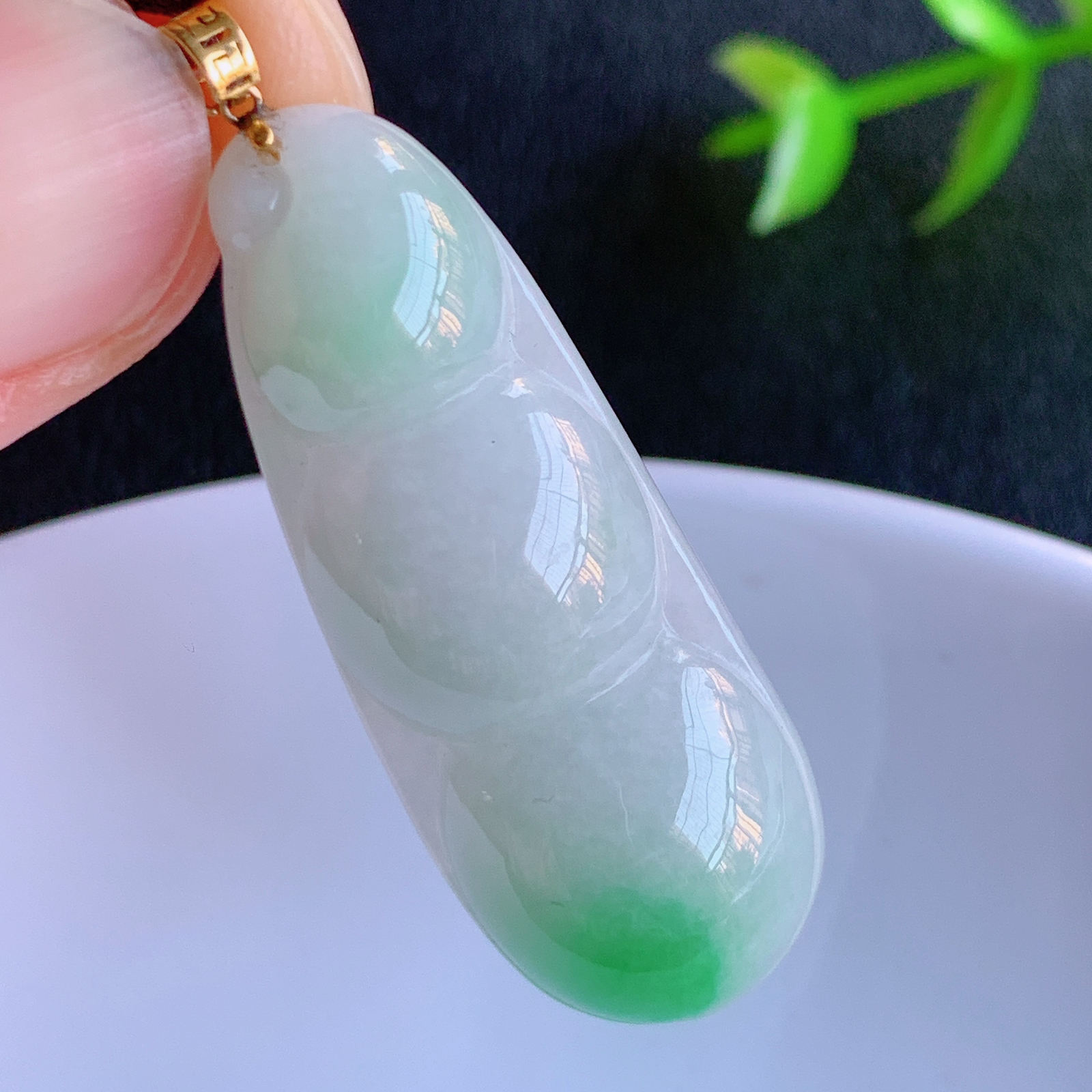 18k金扣冰润飘绿福豆翡翠挂件，老种飘花  冰清玉洁  胶感十足  寓意“四季平安，福气满满”颜色鲜