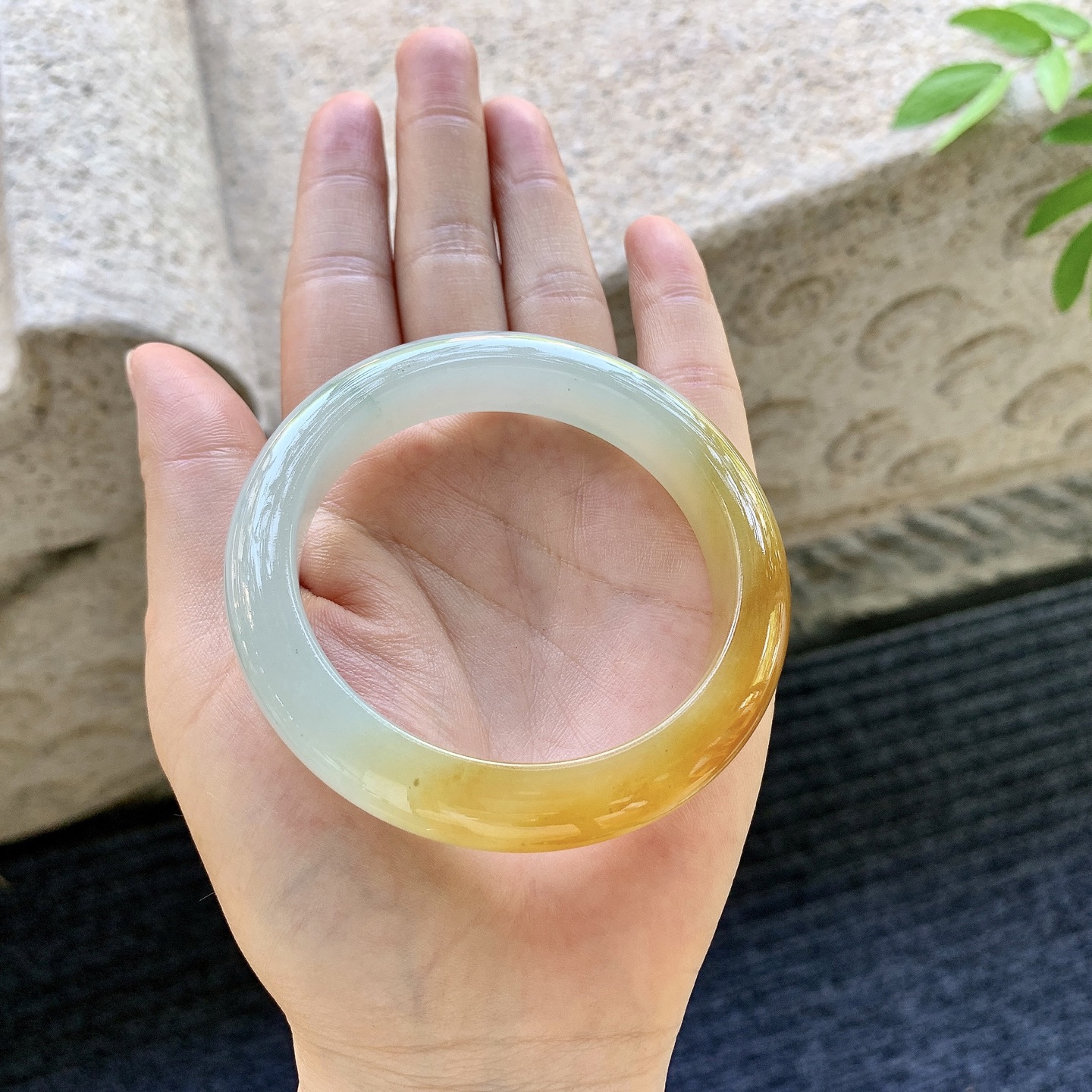 正圈53 54，圈口54.8/12/9，编码HW080930，冰糯黄翡，水润，种老，细腻，无裂。