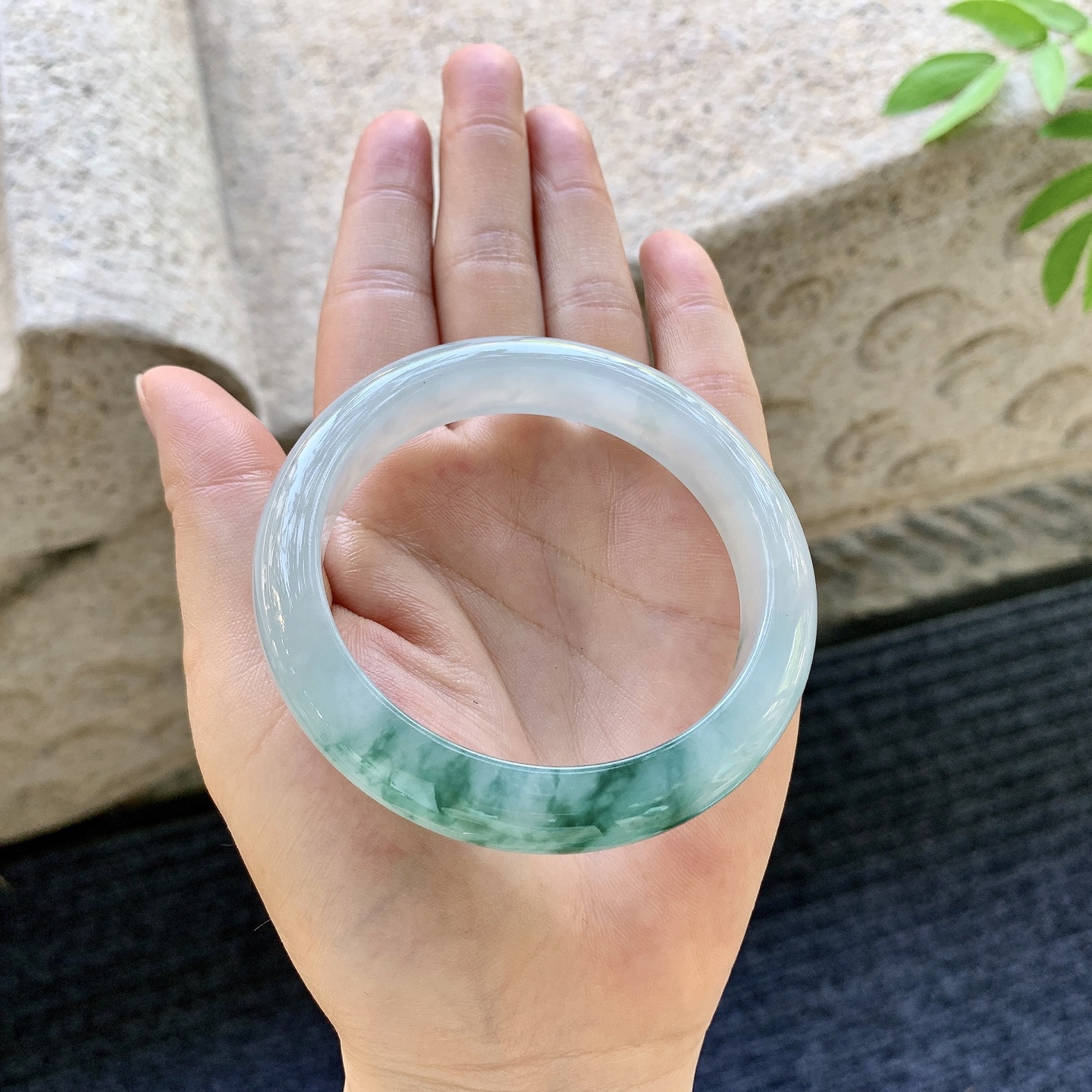 正圈55 56，圈口56/12/8.2，编码W6080932，描述：冰糯飘花，水润，种老，细腻，有纹线