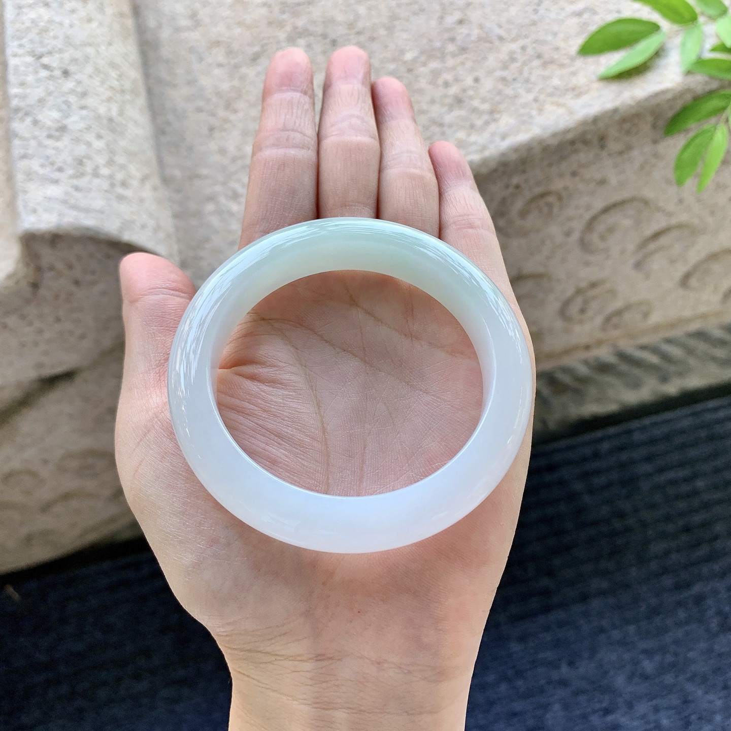 正圈52 53，圈口53.6/11.2/9，编码AD080901，描述细糯飘绿，水润，种老，细腻，无裂。