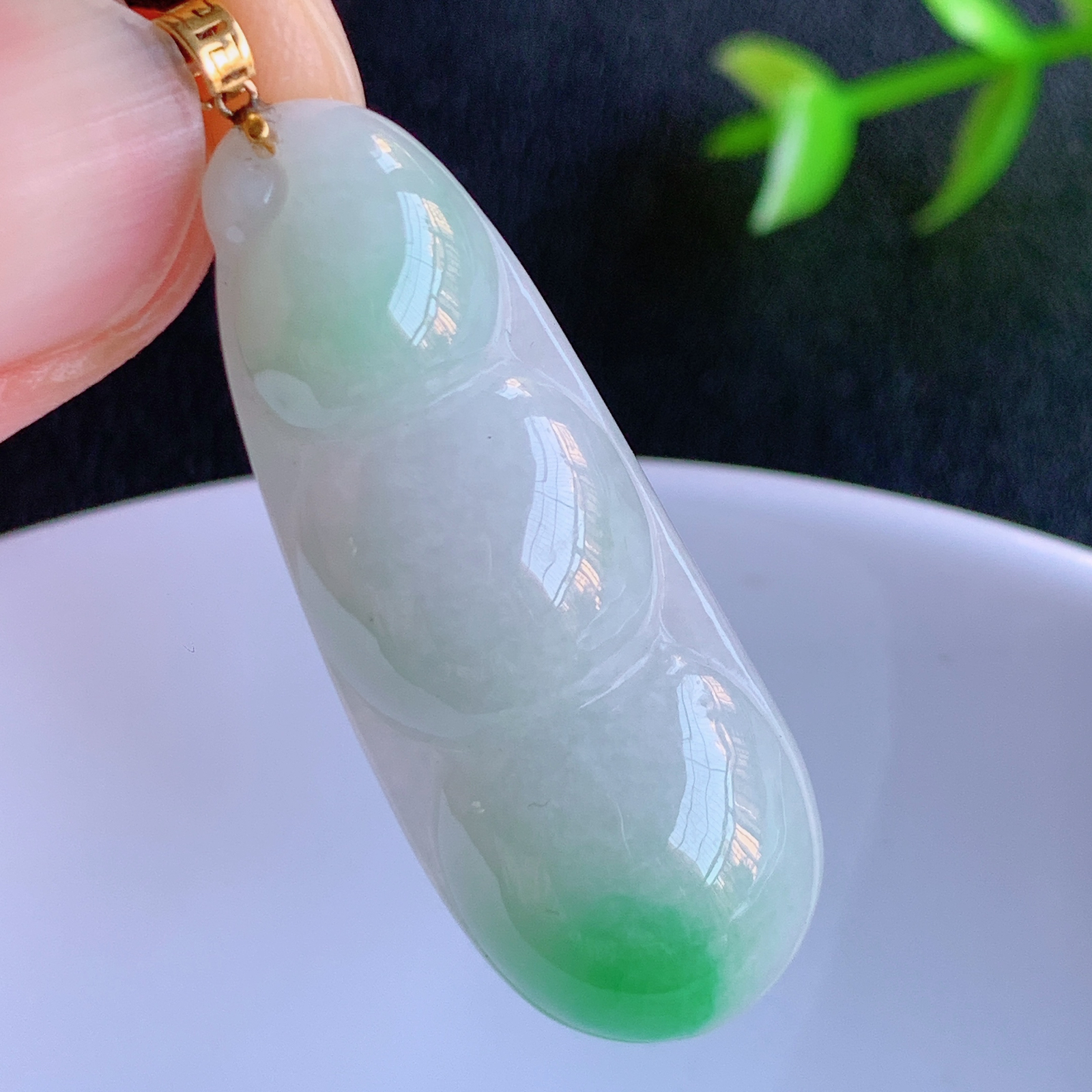 18k金扣冰润飘绿福豆翡翠挂件，老种飘花  冰清玉洁  胶感十足  寓意“四季平安，福气满满”颜色鲜艳，清新自然，饱满通透   W49.7  尺寸：36.2-13.8-6.2mm