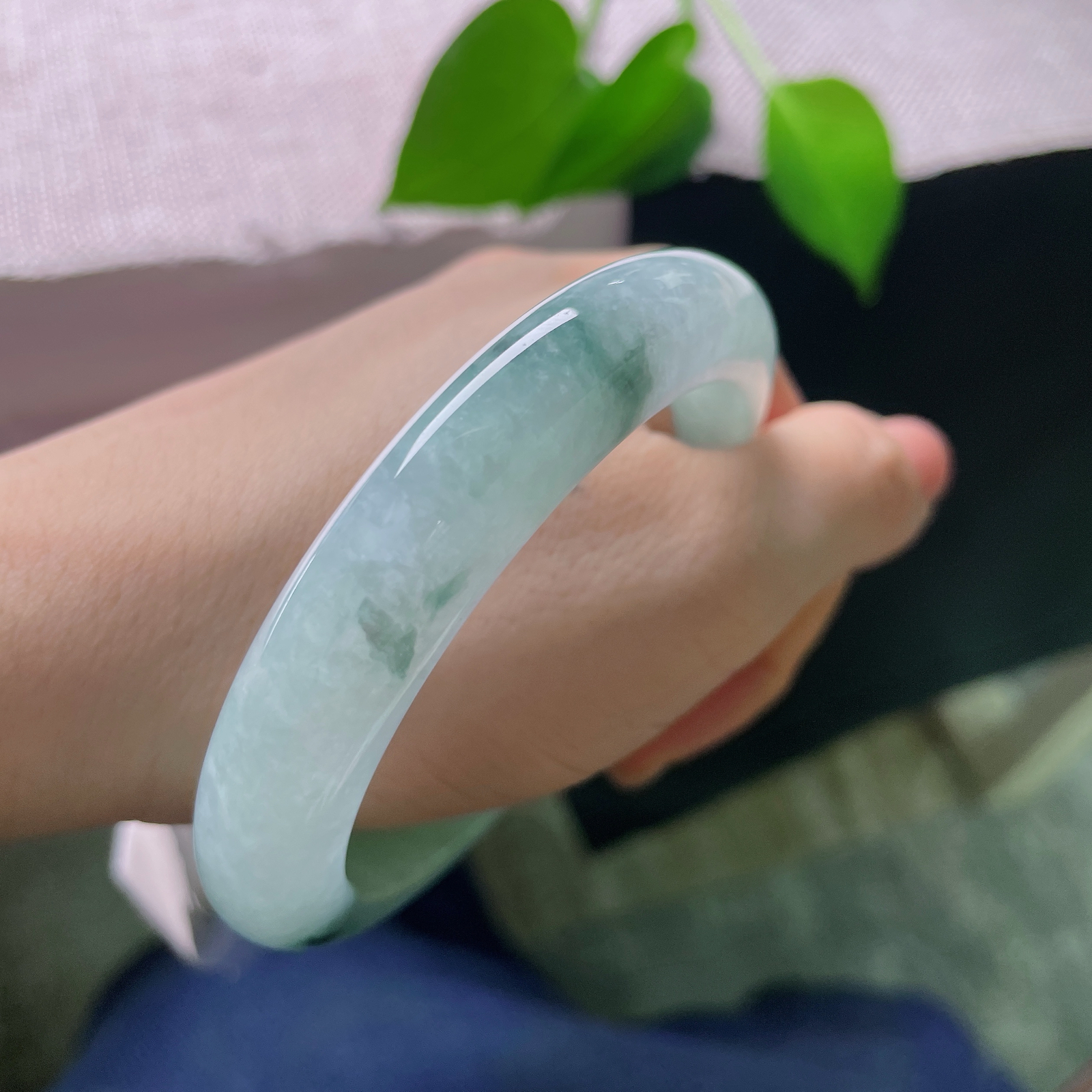 57.8/11.9/9.5，飘花正圈，皮纹，浓郁的墨绿飘花随性地萦绕镯壁，花色错落有致，好似远山云雾，清冷疏离，氛围感十足。ss56746a