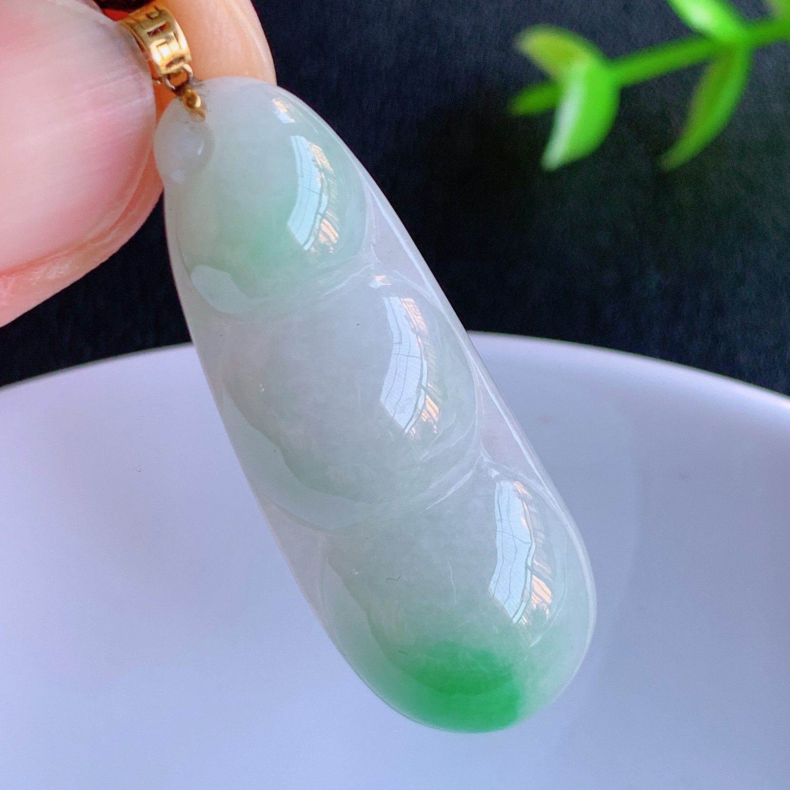 18k金扣冰润飘绿福豆翡翠挂件，老种飘花  冰清玉洁  胶感十足  寓意“四季平安，福气满满”颜色鲜