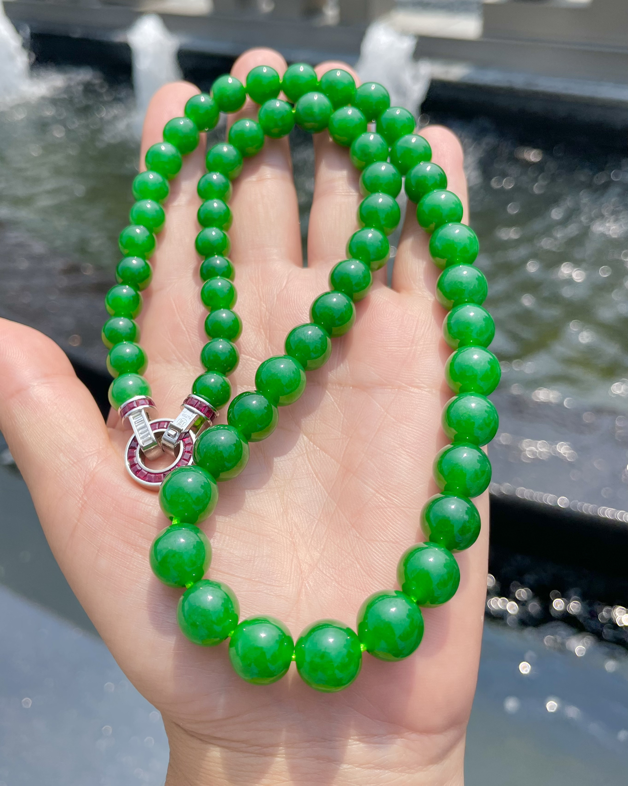 【冰糯种满绿圆珠珠链】冰感十足，通透闪亮，颜色很艳丽，收藏品质，推荐入手。尺寸8.2-11.1