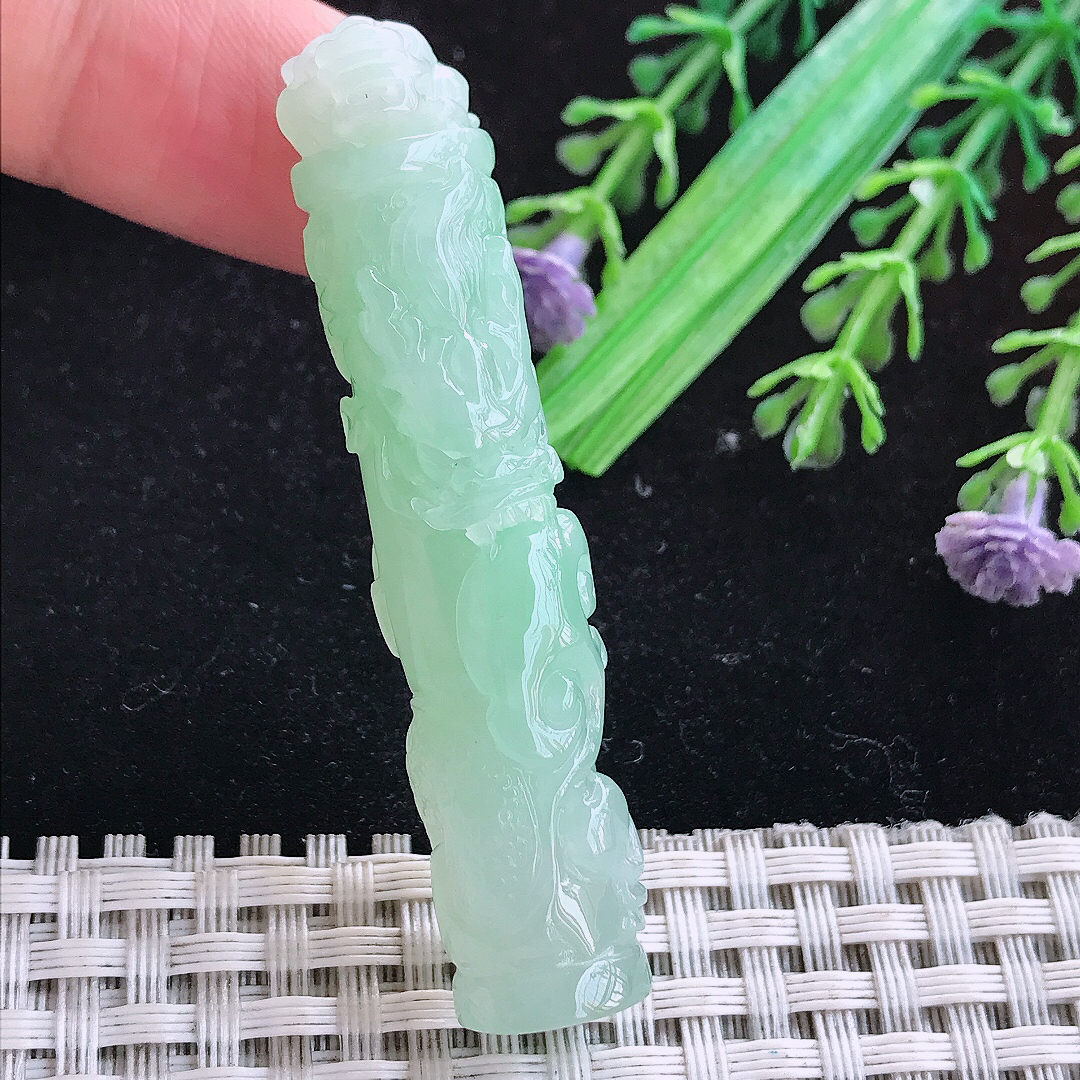 实拍A货翡翠58/13.5/11老坑冰润起胶甜绿色龙柱吊坠翡翠玉挂件