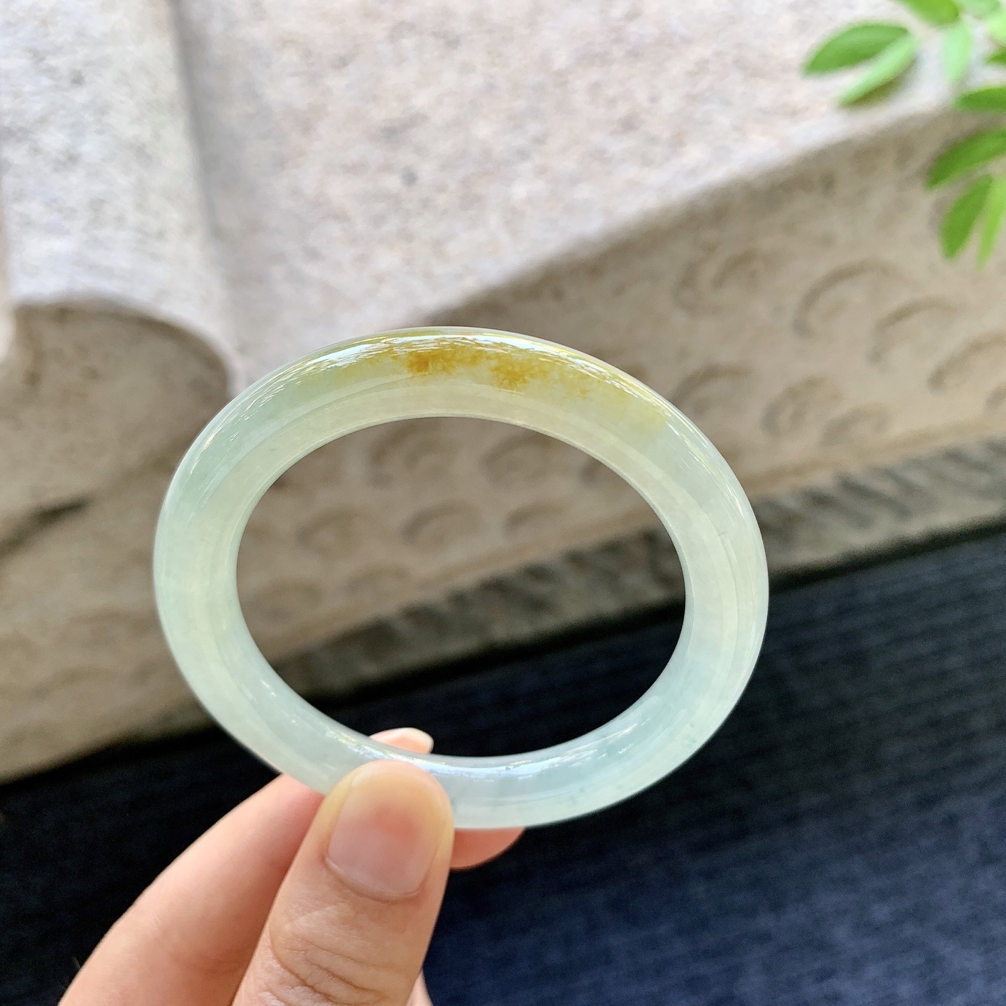 圆条49 50，圈口50.3/8.5/8.6，编码C5080923，冰糯黄翡，水润，种老，无裂。