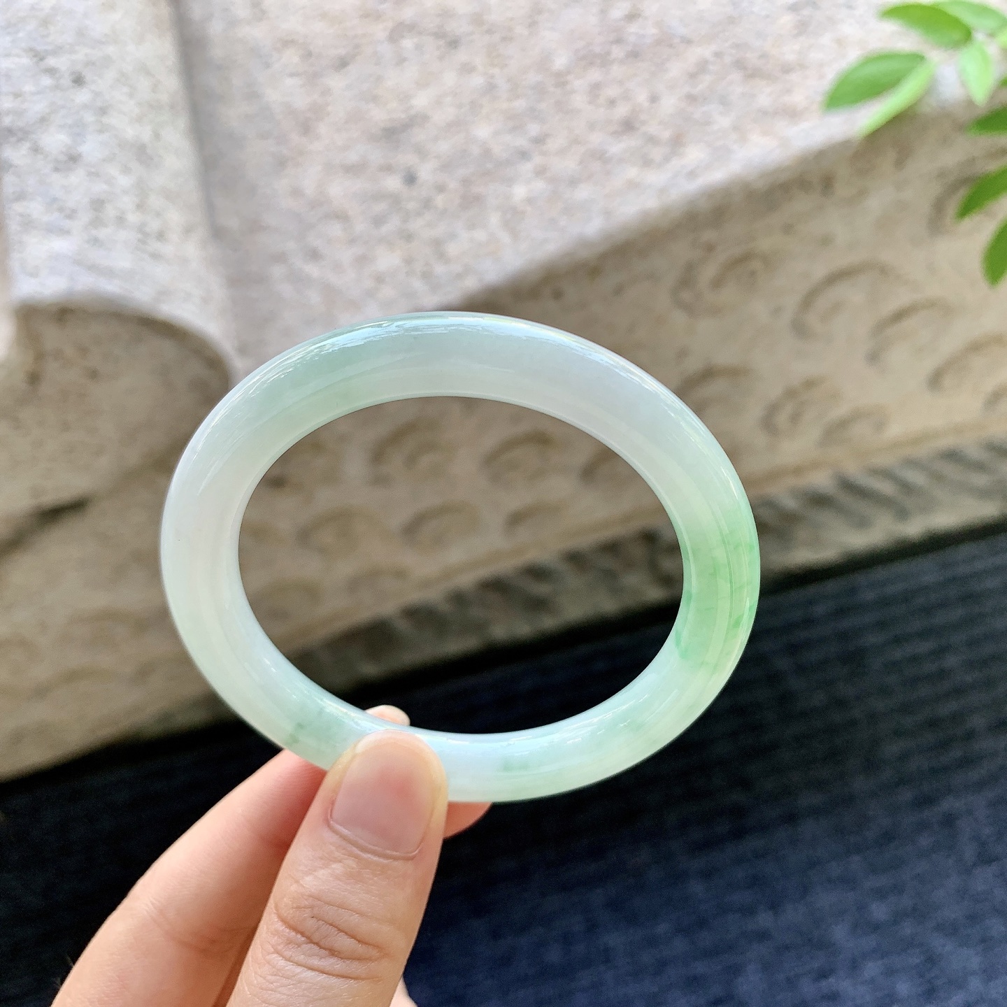 圆条52 53，圈口53.8/8.5/8.6，编码AD080902，细糯飘绿，水润，种老，细腻，无裂。