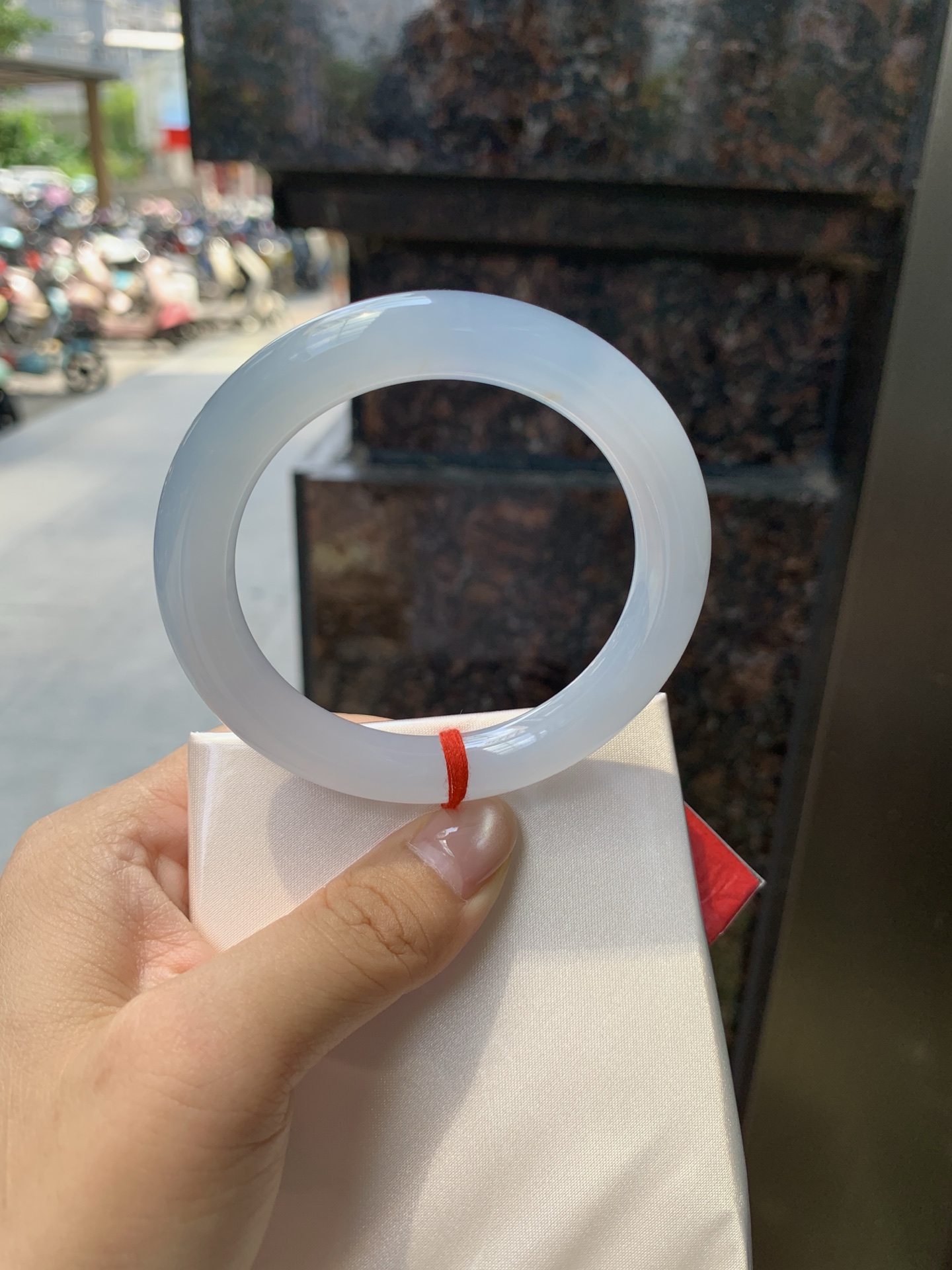 冰蓝紫圆条，打灯棉纹，底妆冰胶润，色泽饱满，飘一抹蓝紫色优雅。