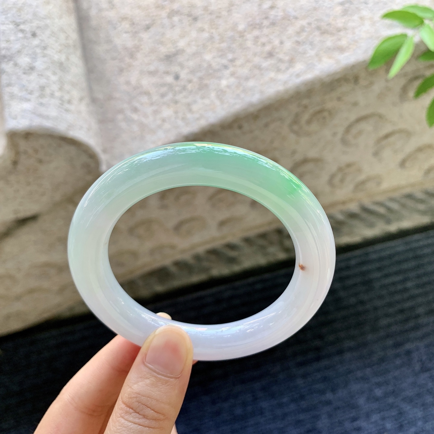 圆条55 56，圈口56/11.2/11.2，编码B2080922，描述细糯春彩，水润，种老，细腻，有纹线