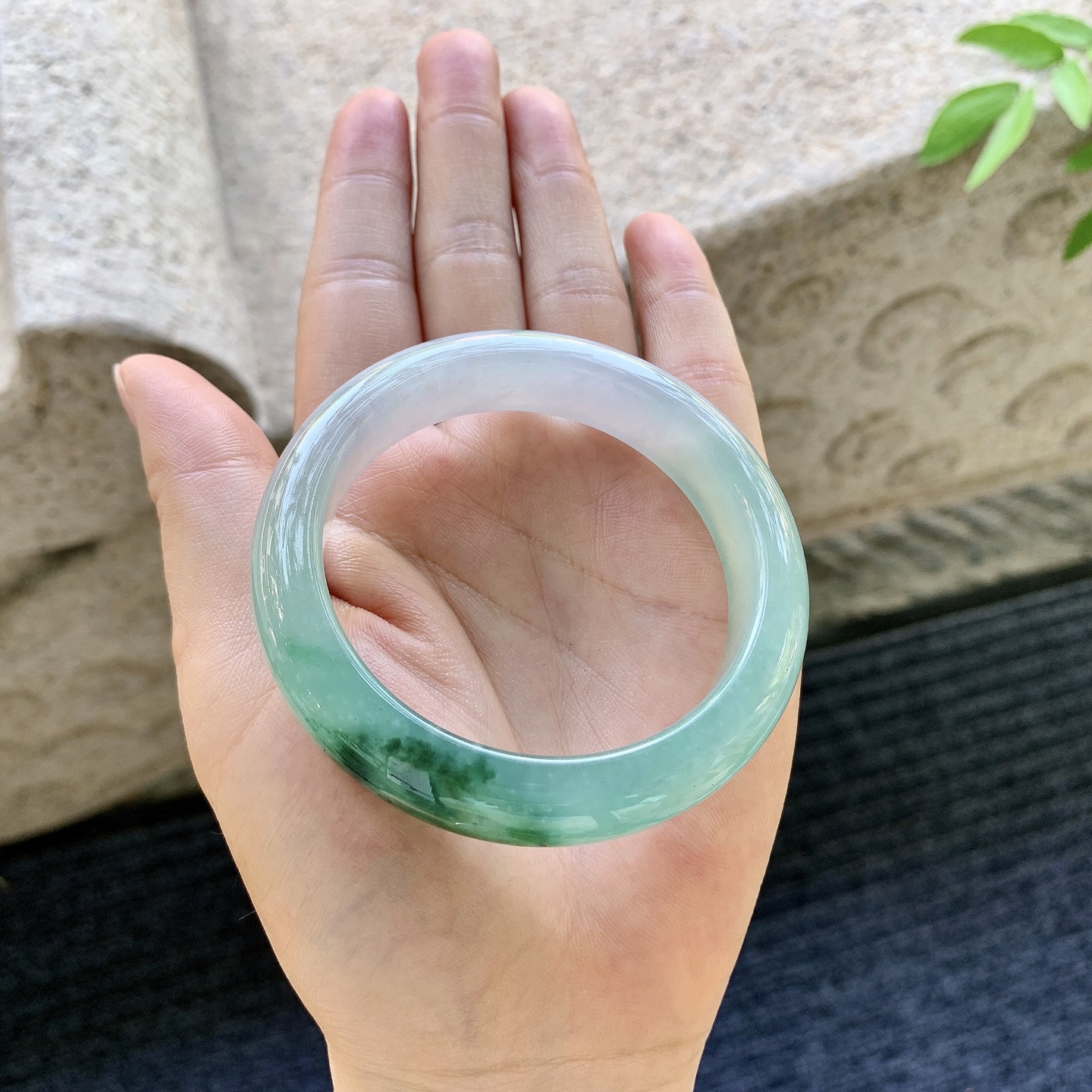 正圈51 52，圈口52.8/12.5/8，编码W6080931，描述冰糯飘绿，水润，种老，细腻，打灯有棉线