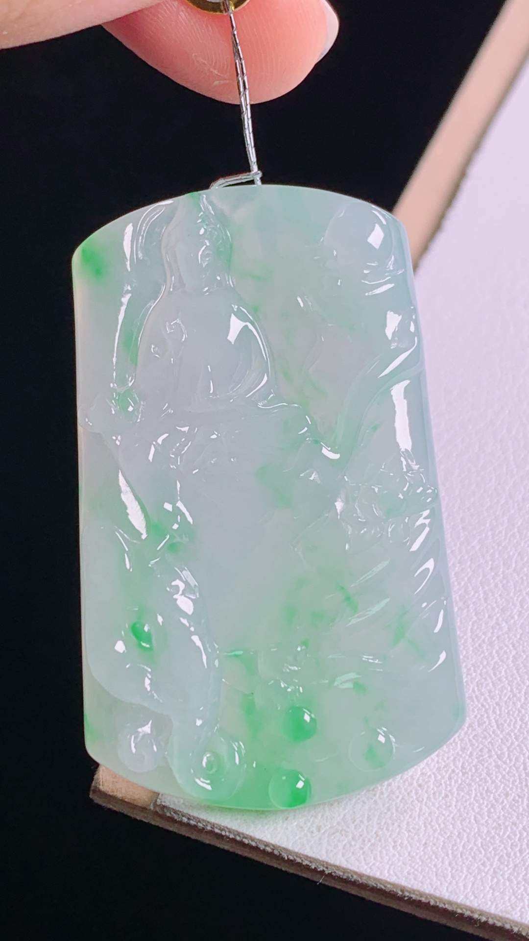 ️冰飘绿普贤菩萨，翠色灵动，冰润荧光，无裂，尺寸:47.9-29.6-5.7mm