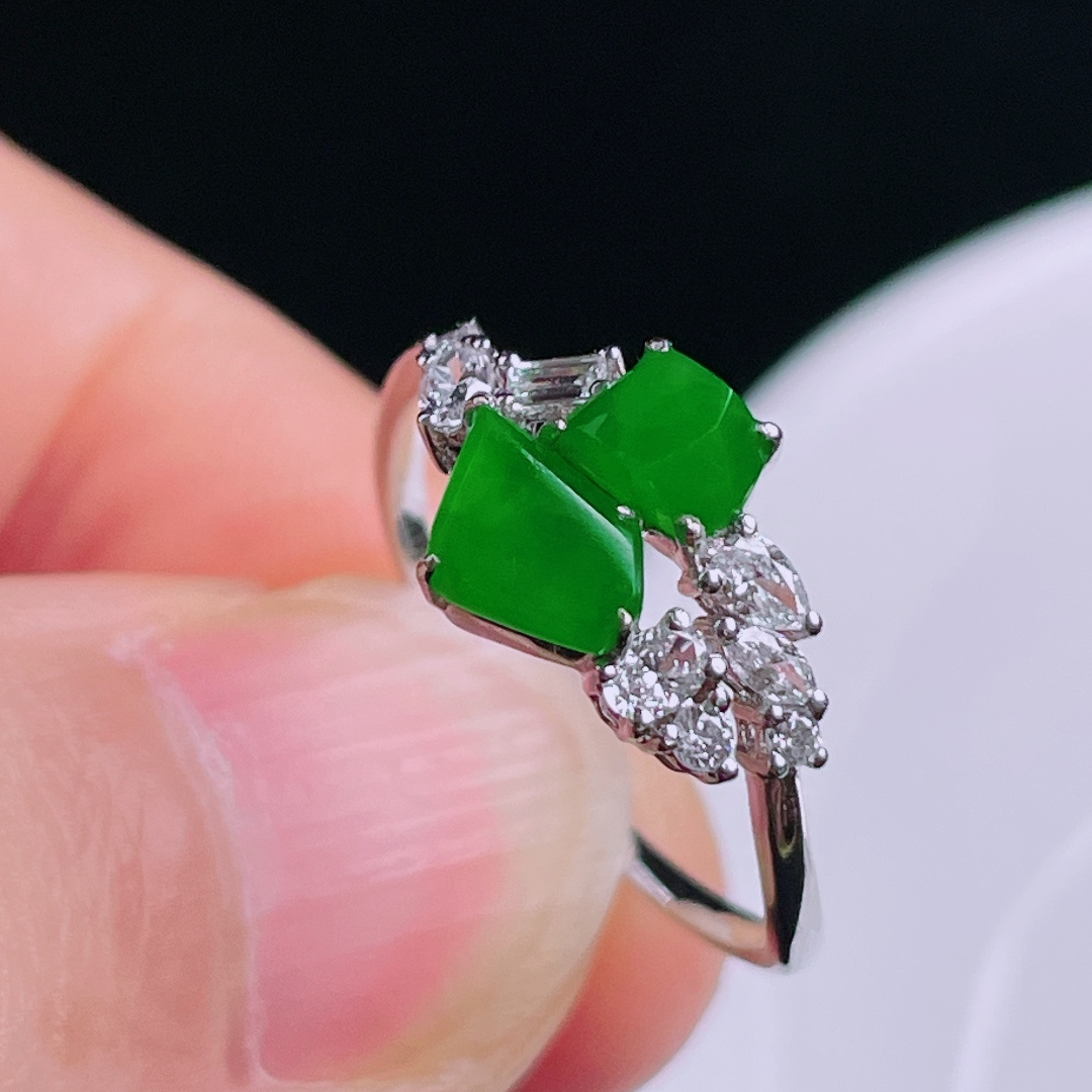 ️冰绿戒指，老种起光，细底通透，尺寸：裸石7.3/4.8/2.3mm0808