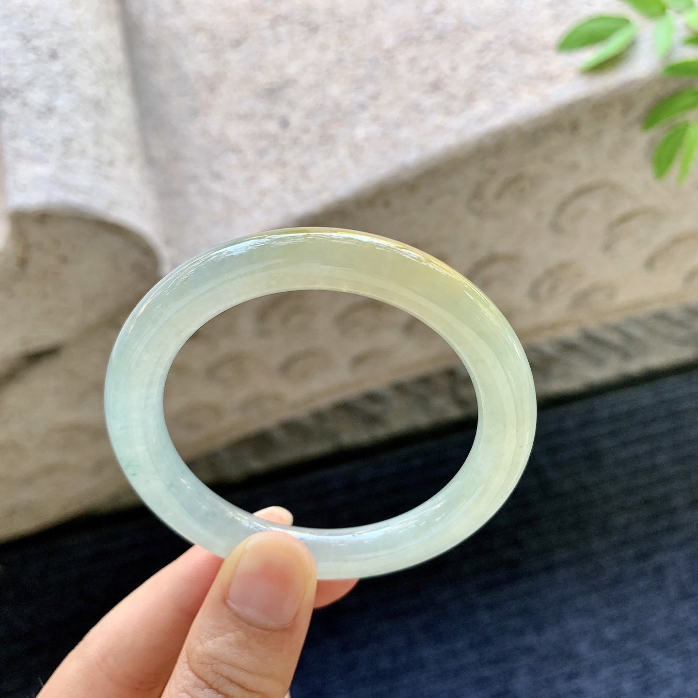 圆条49 50，圈口50.3/8.5/8.6，编码C5080923，冰糯黄翡，水润，种老，无裂。