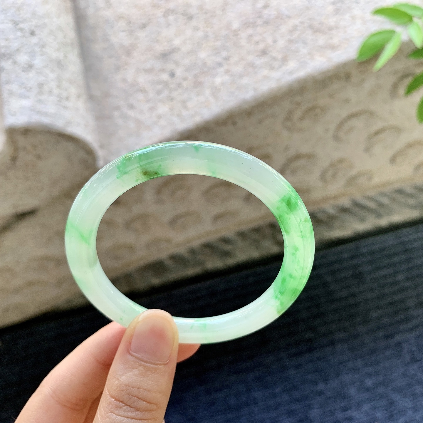 圆条51 52，圈口52.7/6.6/8，编码C5080925，糯冰飘阳绿，水润，种老，细腻，有纹线