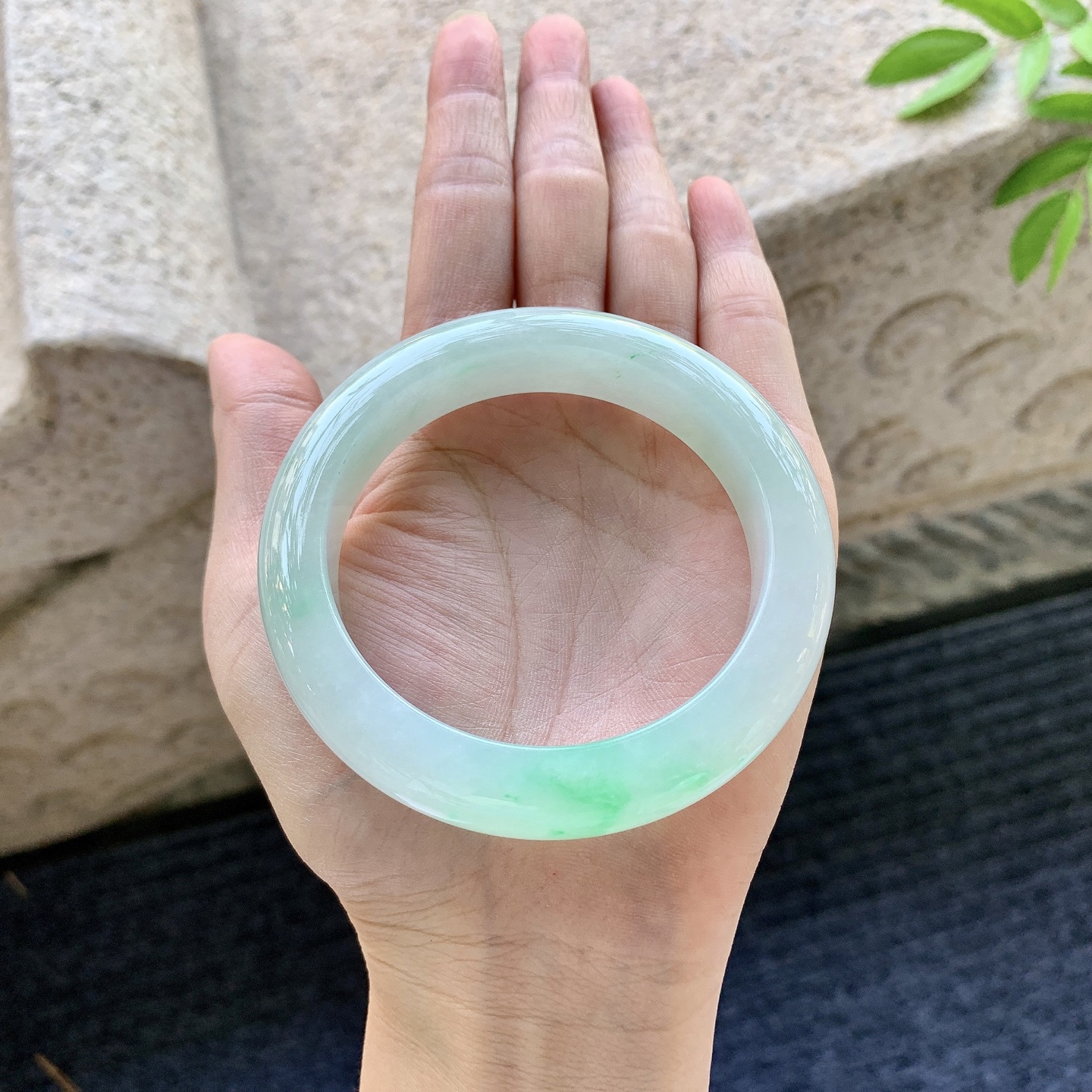 正圈55 56，圈口56.3/12.3/9.7，编码GL080938，糯冰飘绿，水润，种老，细腻，打