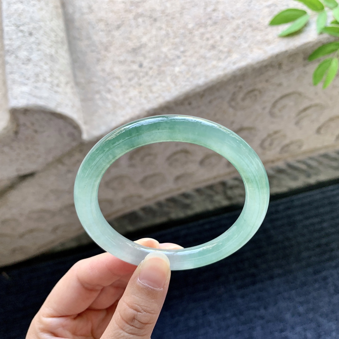 圆条56 57，圈口57.1/8.3/8.6，编码AD080906，糯冰飘绿，水润，种老，细腻，打灯有棉线