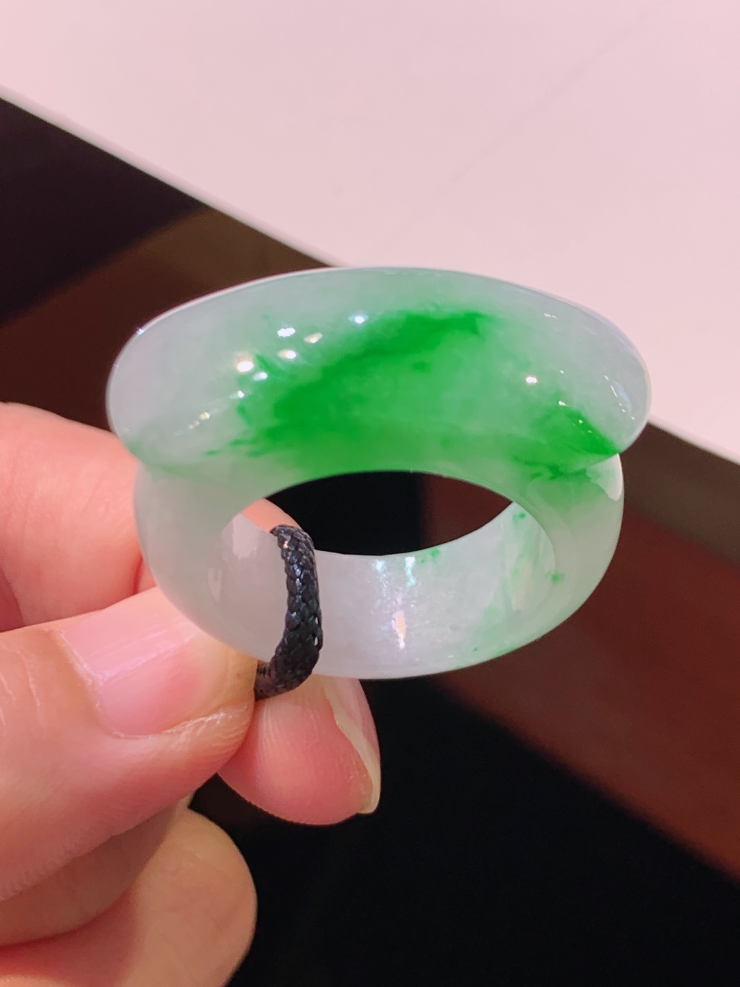 冰种绿马鞍戒圈，翠色灵动，莹润透亮，简约显贵 裸石30.3-10.8-7.3 圈口24 080505