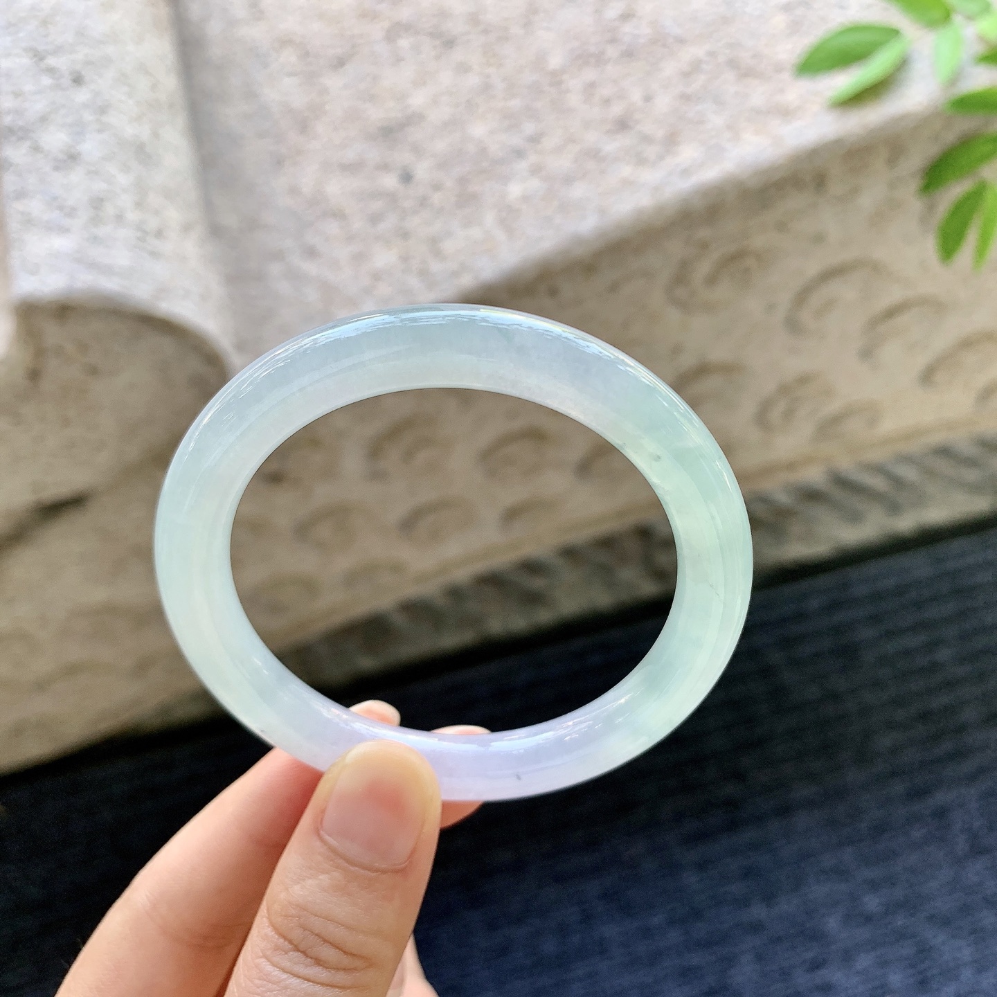 圆条52 53，圈口53.5/8.3/8.3，编码B2080921，描述：糯冰春彩，水润，种老，细腻，有纹线。