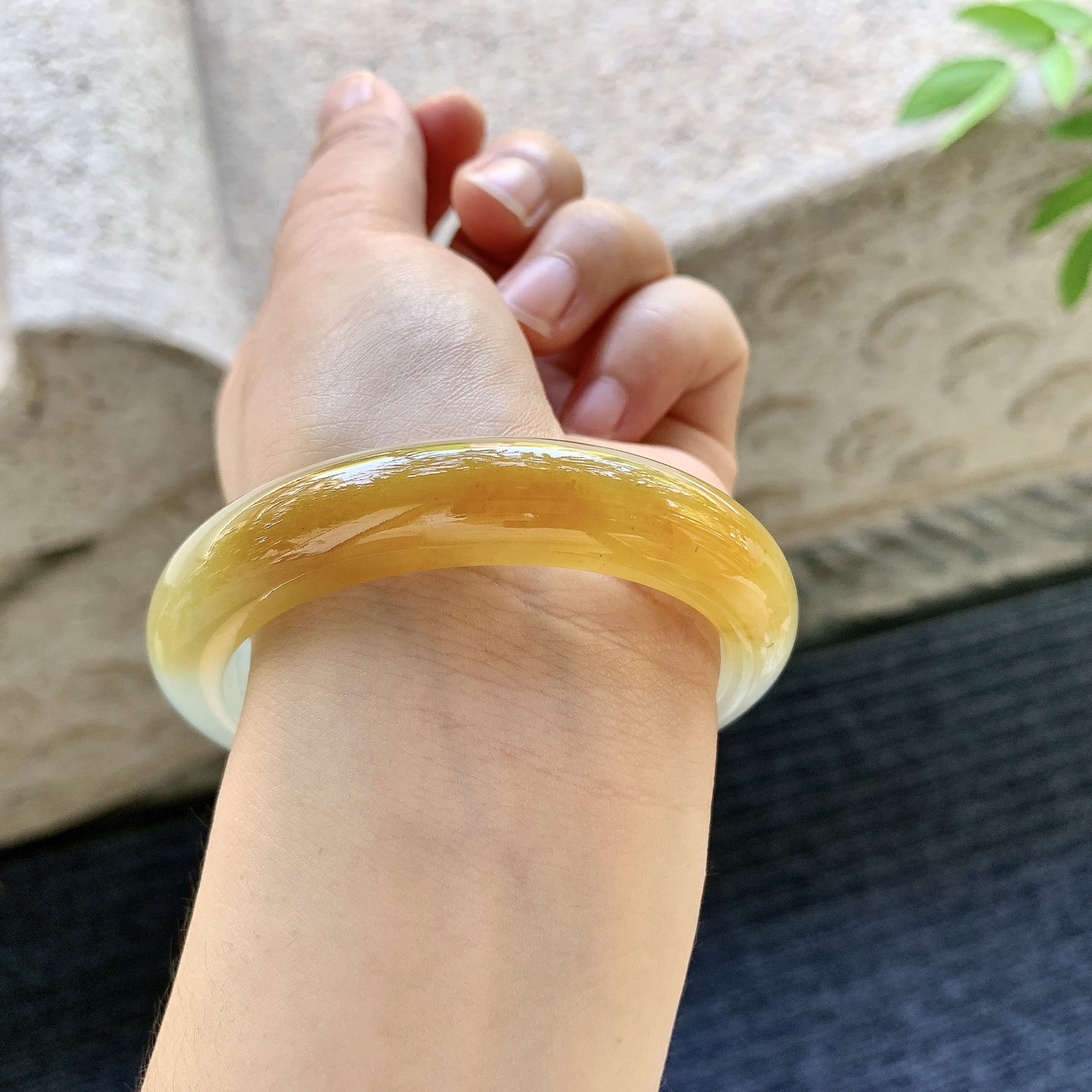 正圈53 54，圈口54.8/12/9，编码HW080930，冰糯黄翡，水润，种老，细腻，无裂。