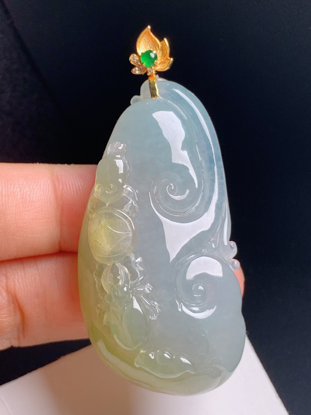 冰黄翡如意吊坠，水润通透，线条流畅，吉祥纳福