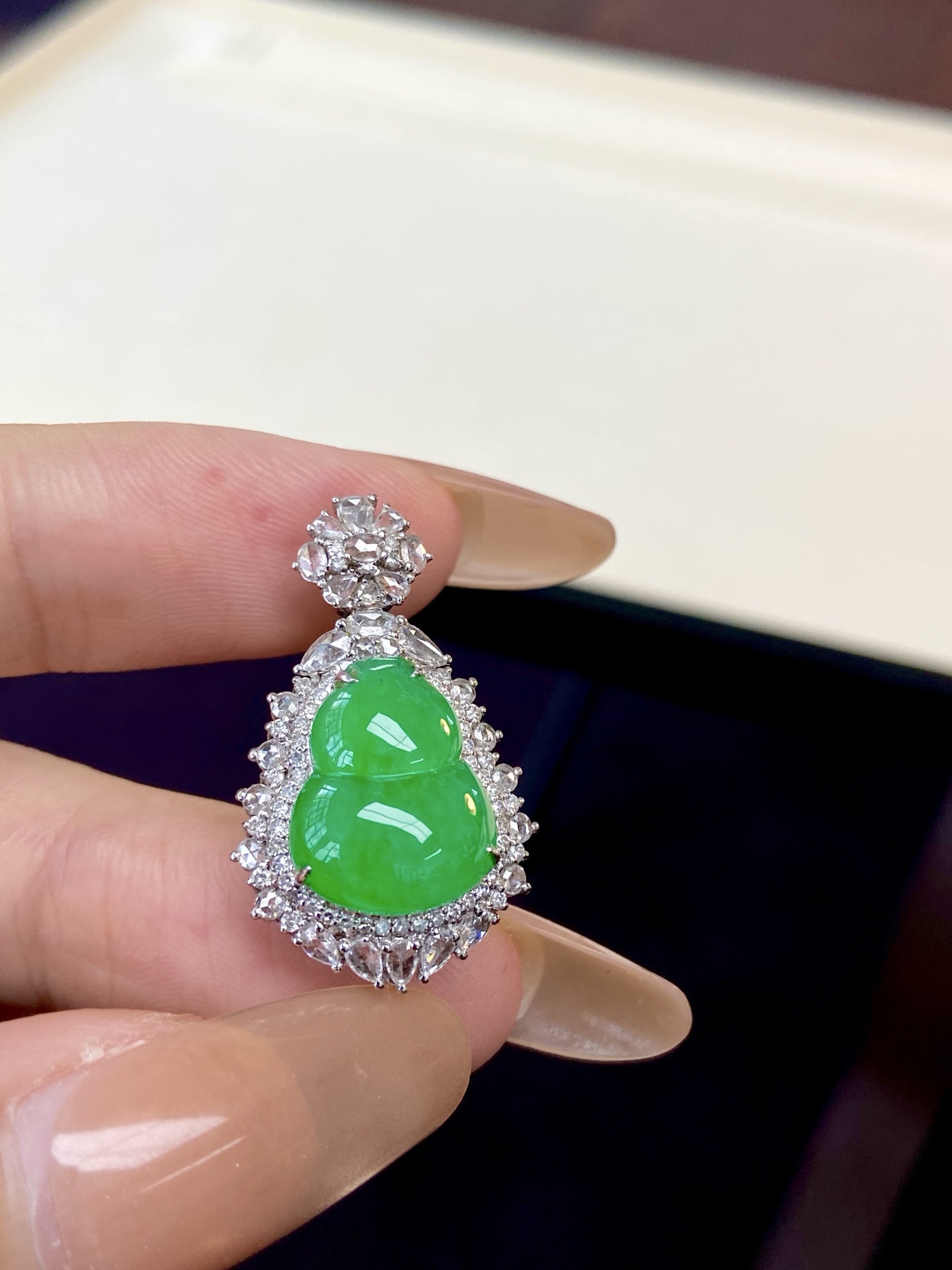️冰种阳绿葫芦吊坠，葫芦真的是经久不衰的经典，圆嘟嘟的形状也是人见人爱，福禄双全：28.4-17.3-11.6，裸石：13.8-11.2-5mm，无裂。