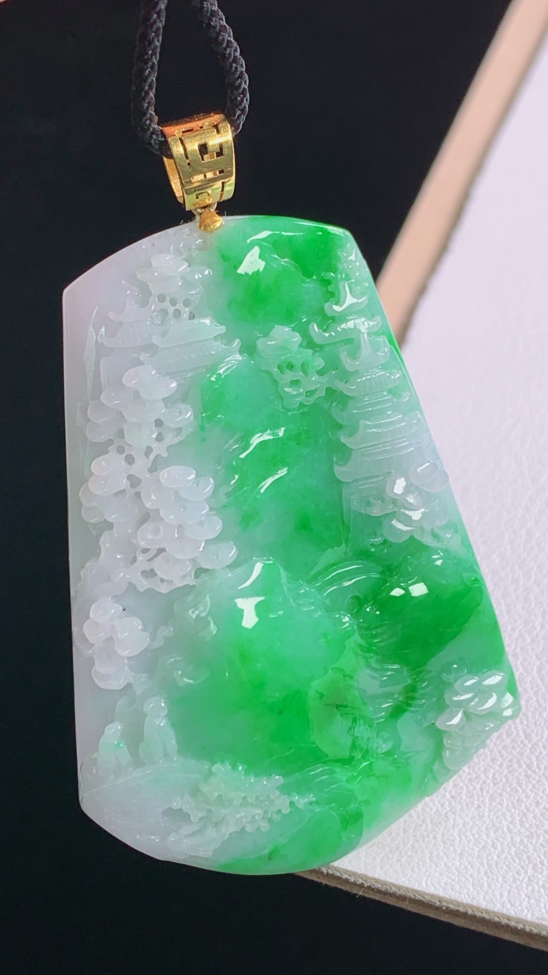 ️阳绿山水牌吊坠，18K真金，色泽明艳，雕工精湛，无裂，尺寸:56.5-49.6-35.3-10.