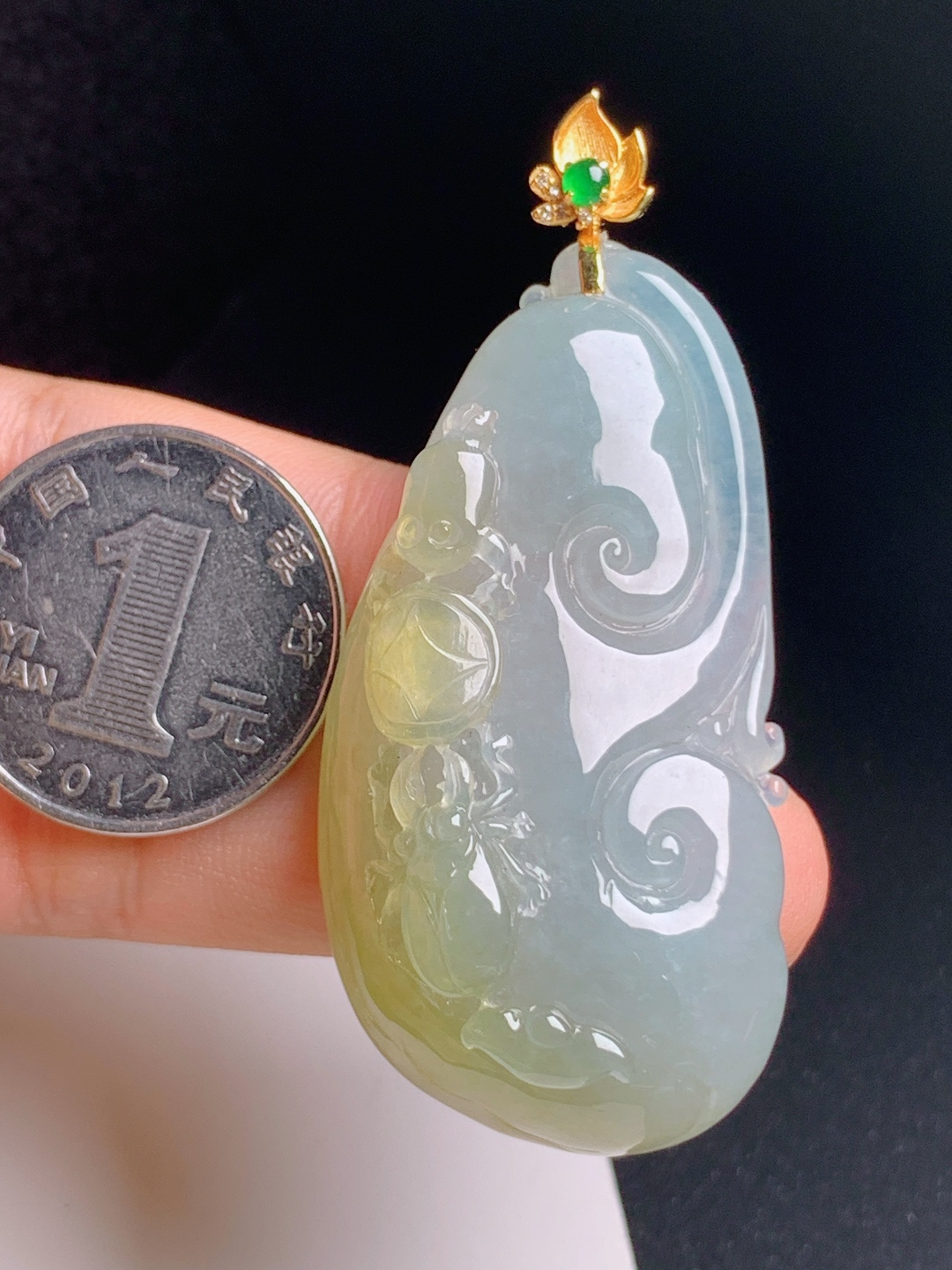 冰黄翡如意吊坠，水润通透，线条流畅，吉祥纳福