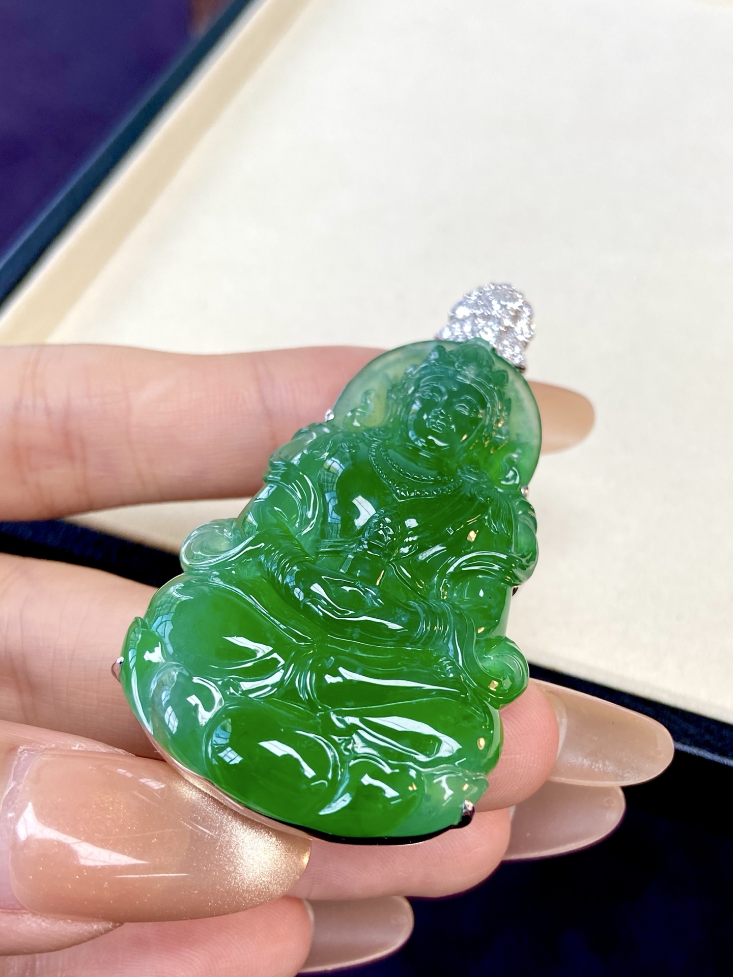 高冰种辣绿度母吊坠，谁懂啊，这块浓绿色度母直接戳中我的心巴，雕工干净利落，自留戴沉淀气质 送人也是极具分量的贵重礼：60.8-32-10.6，裸石：51-32-6.6mm，无裂。