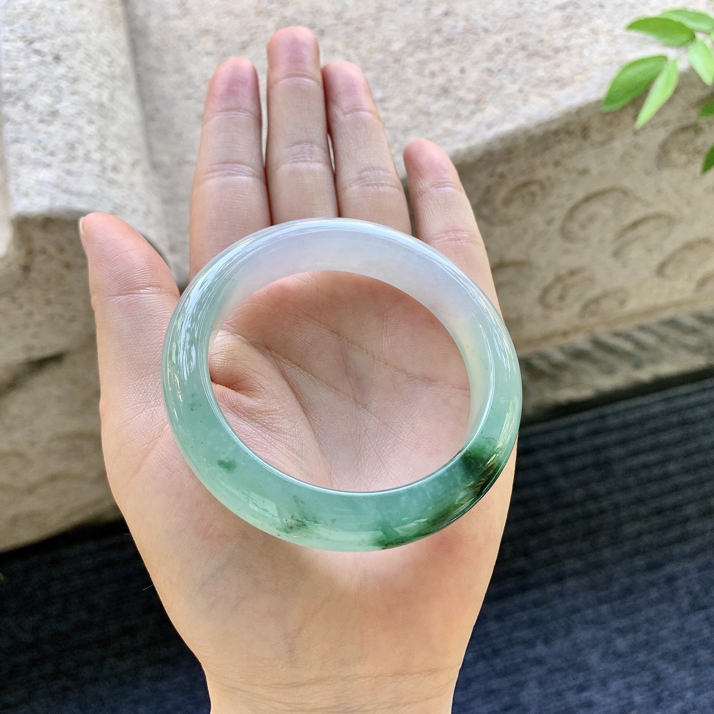 正圈51 52，圈口52.8/12.5/8，编码W6080931，描述冰糯飘绿，水润，种老，细腻，打