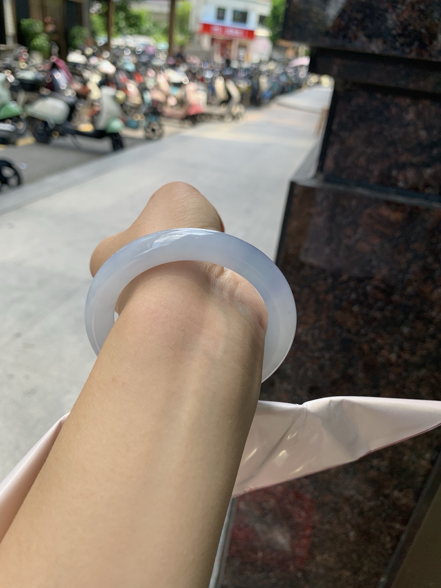 冰蓝紫圆条，打灯棉纹，底妆冰胶润，色泽饱满，飘一抹蓝紫色优雅。