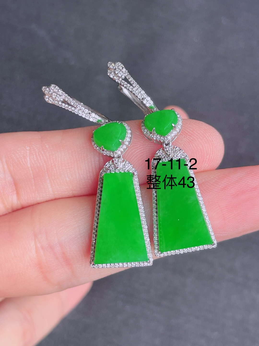 ️高冰绿无事牌耳坠，晶莹剔透，新颖时尚，品相，7-11-2