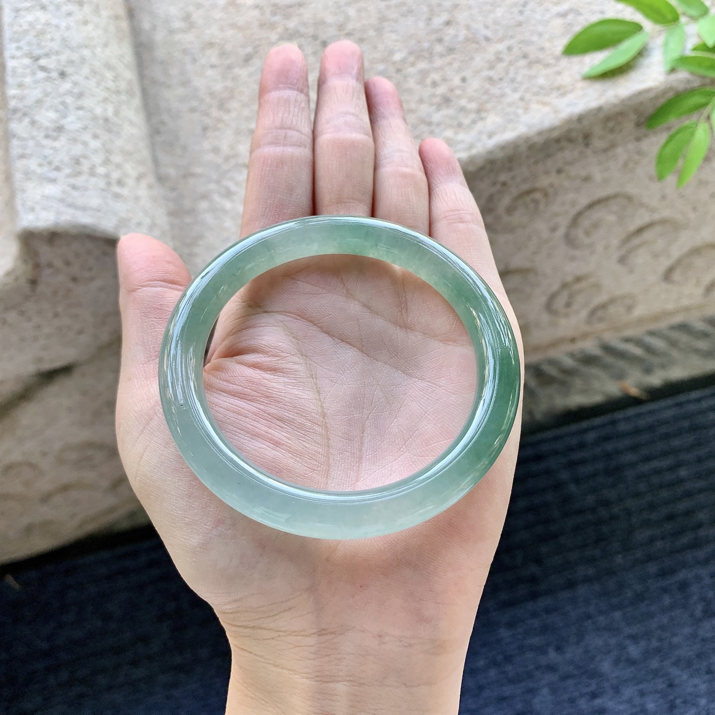 圆条56 57，圈口57.1/8.3/8.6，编码AD080906，糯冰飘绿，水润，种老，细腻，打灯有棉线
