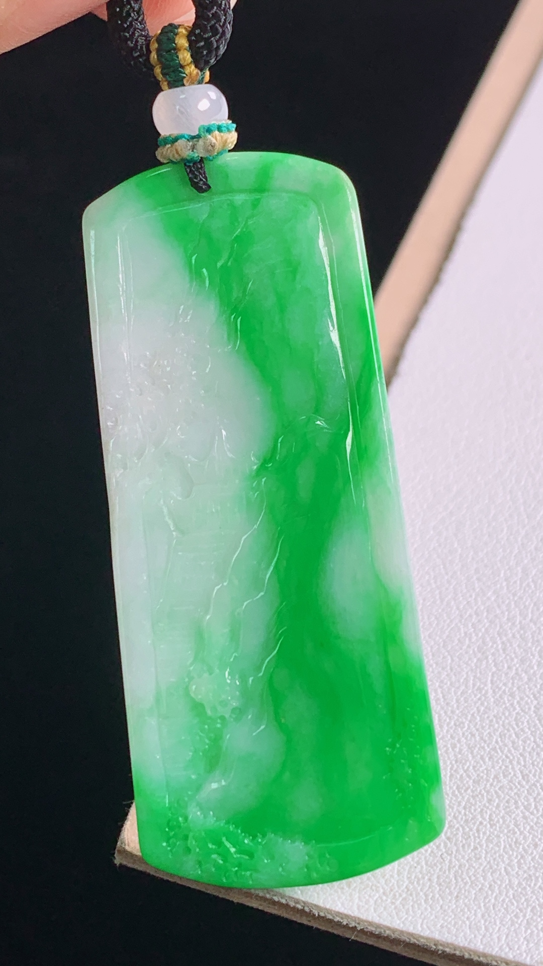 ️阳绿山水牌，色辣色艳，底子细腻，无裂，尺寸:54.5-23.0-7.2mm
