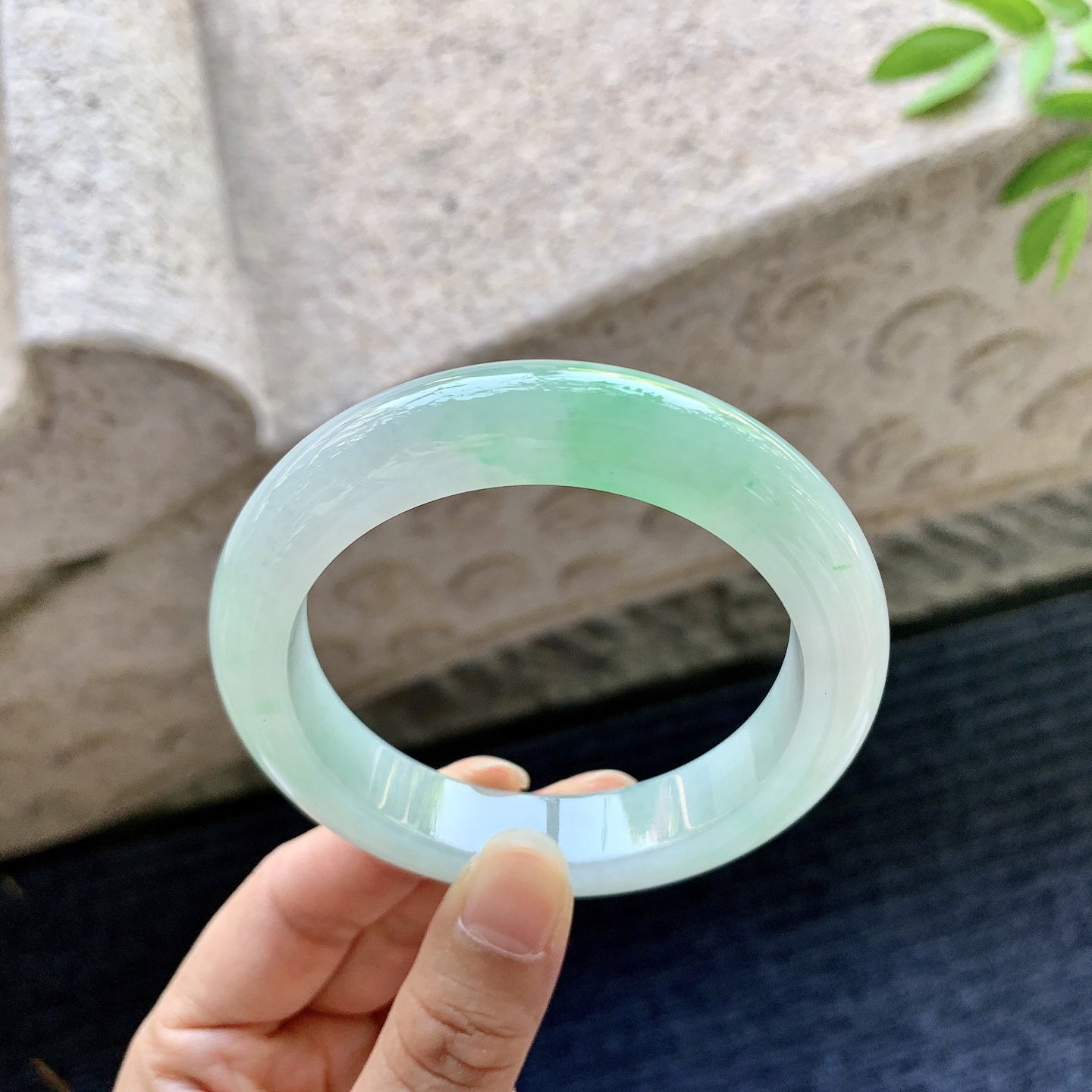 正圈55 56，圈口56.3/12.3/9.7，编码GL080938，糯冰飘绿，水润，种老，细腻，打灯有棉线