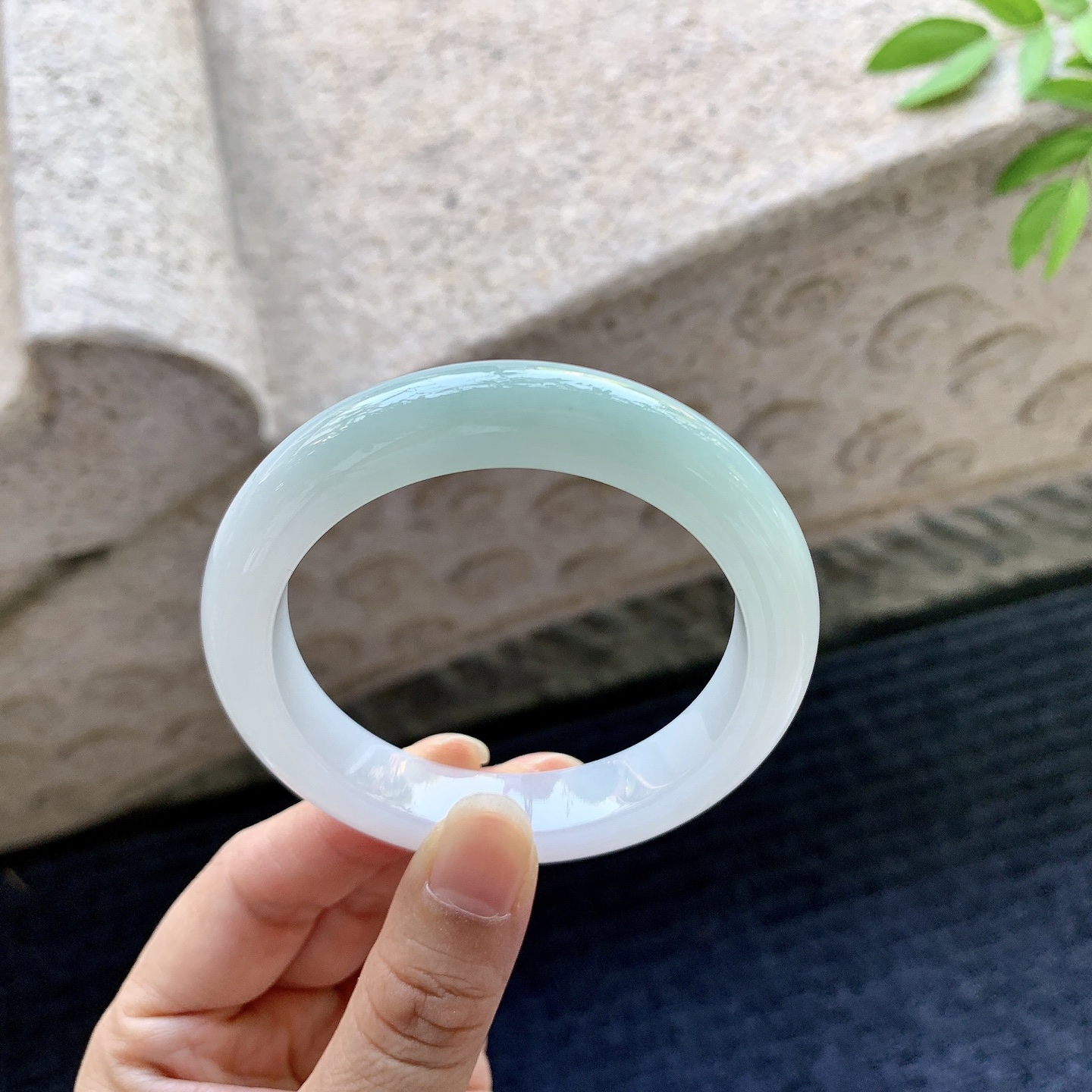 正圈52 53，圈口53.6/11.2/9，编码AD080901，描述细糯飘绿，水润，种老，细腻，无裂。
