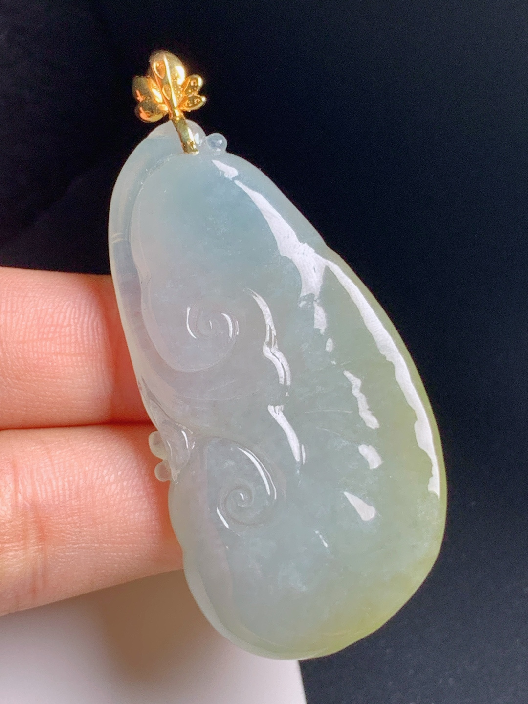 冰黄翡如意吊坠，水润通透，线条流畅，吉祥纳福